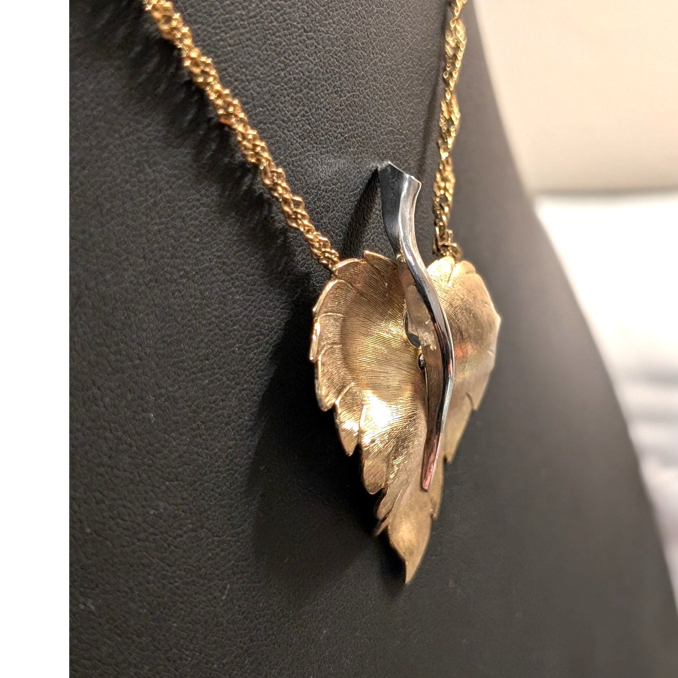 VTG Brushed Gold Tone Leaf W/ Silver Tone Polished Stem Singapore Chain Necklace