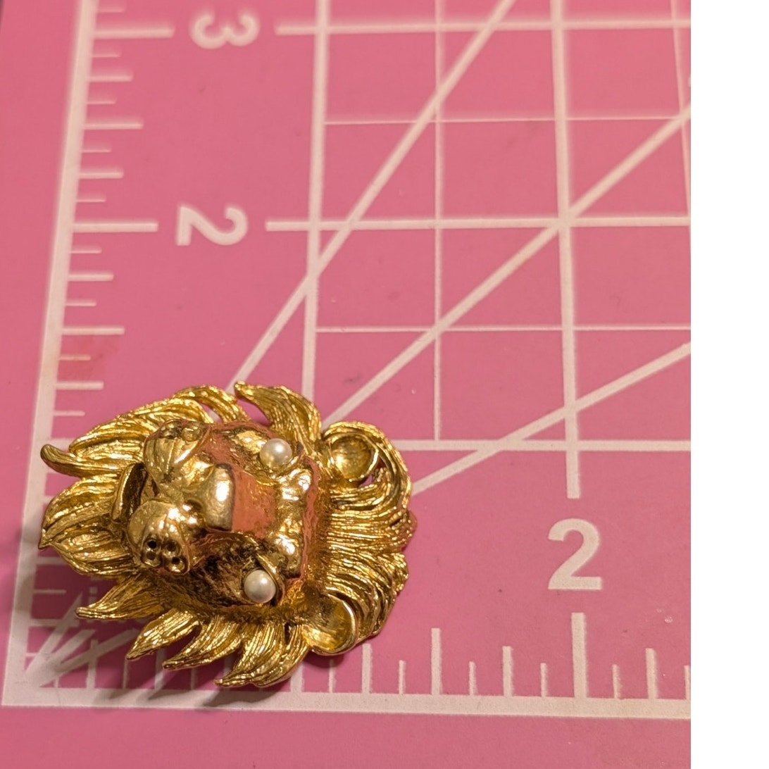 Vintage Gold Tone Pearl Eye Lion Head Clip On Earrings