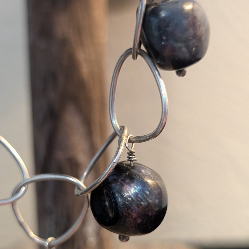 Unmarked Sterling Silver Large Natural Peacock Pearl Dangle Loopy Chain Bracelet