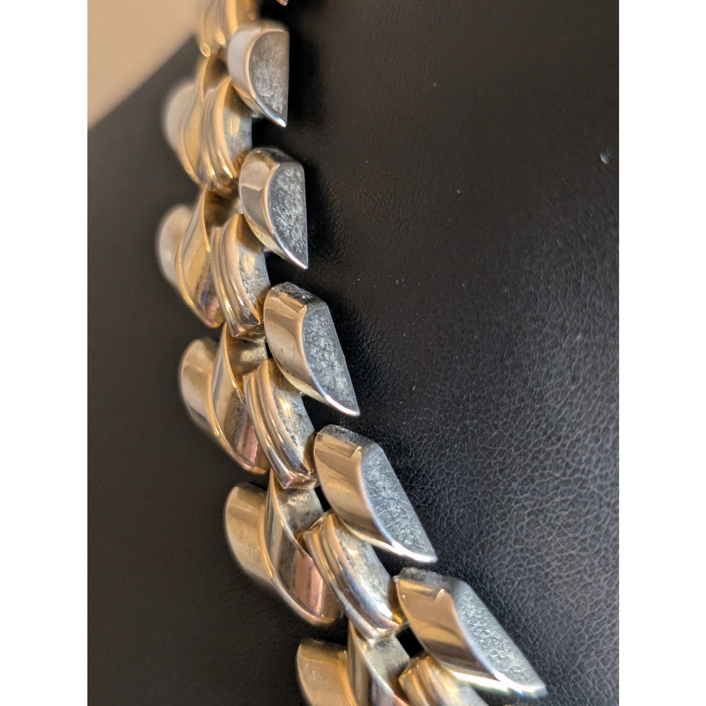 Vintage Unsigned Heavy Chunky Soft Gold Acanthus Link Choker 13"-17" Necklace