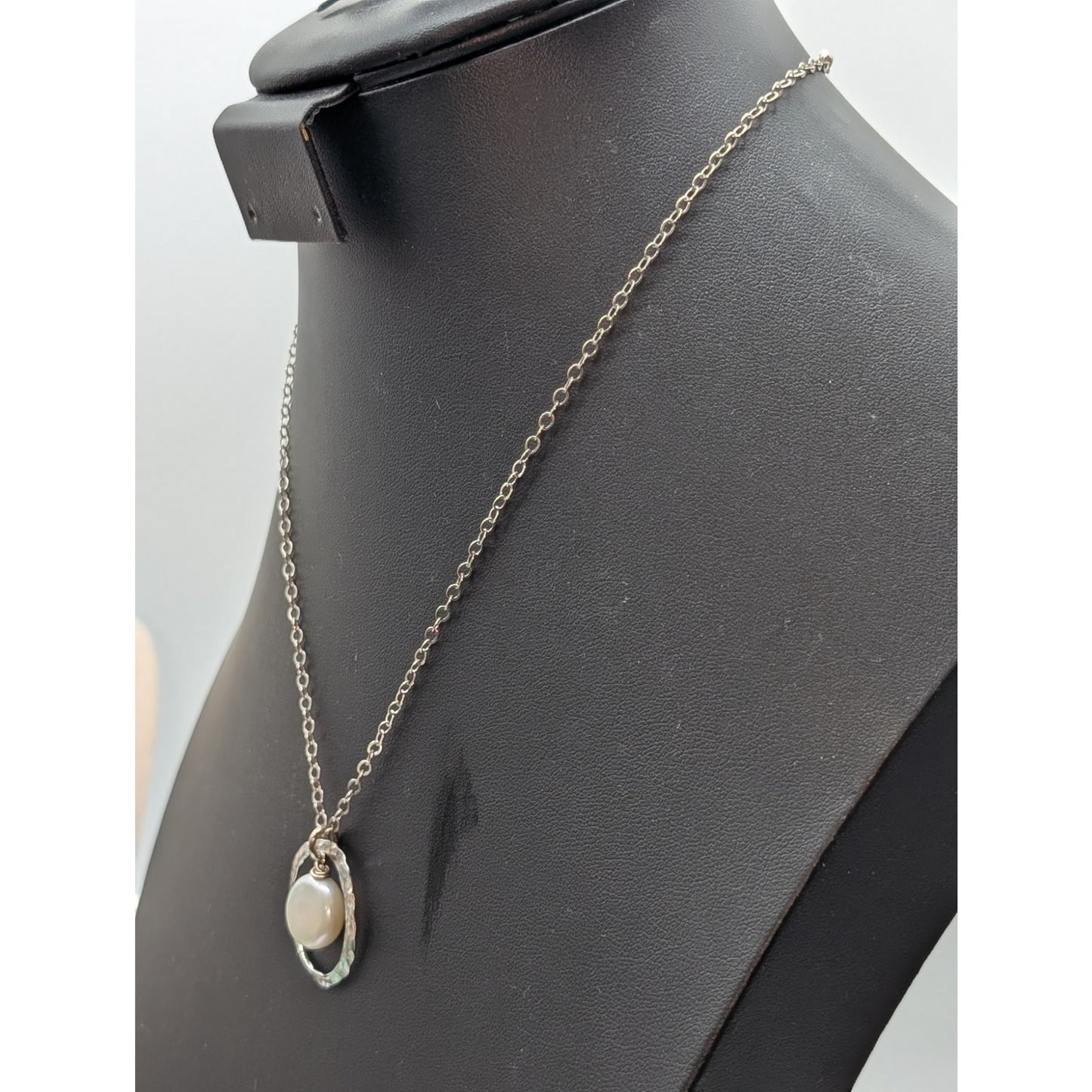 925 Sterling Silver Dangling Pearl In Hammered Circle Pendant Chain Necklace