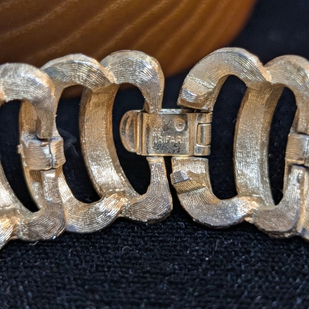 Vintage Signed CROWN TRIFARI Brushed & Polished Gold Tone Link Bracelet