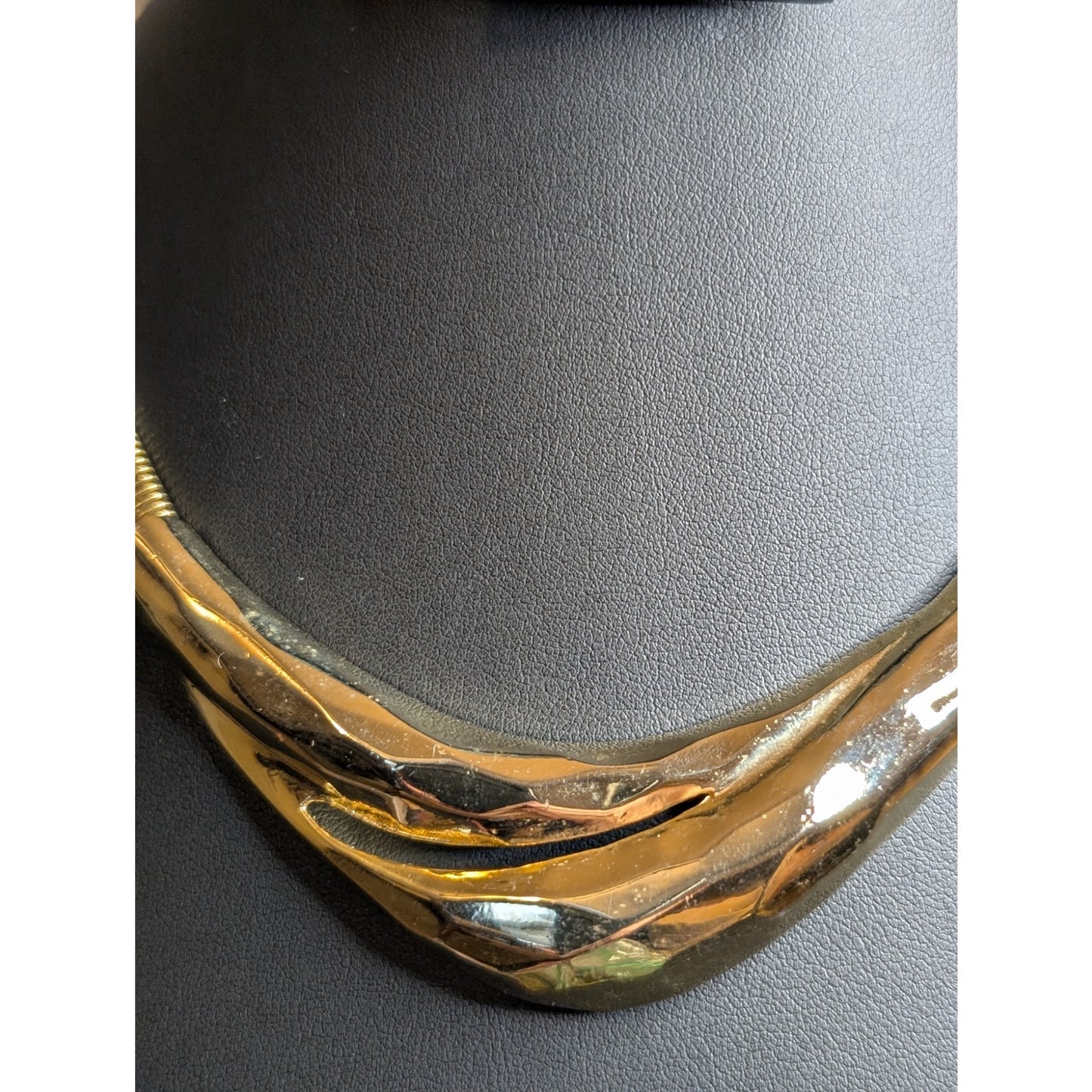 Vintage 80s Hammered Overlapping Triangle Stretchy Gold Tone Omega Necklace