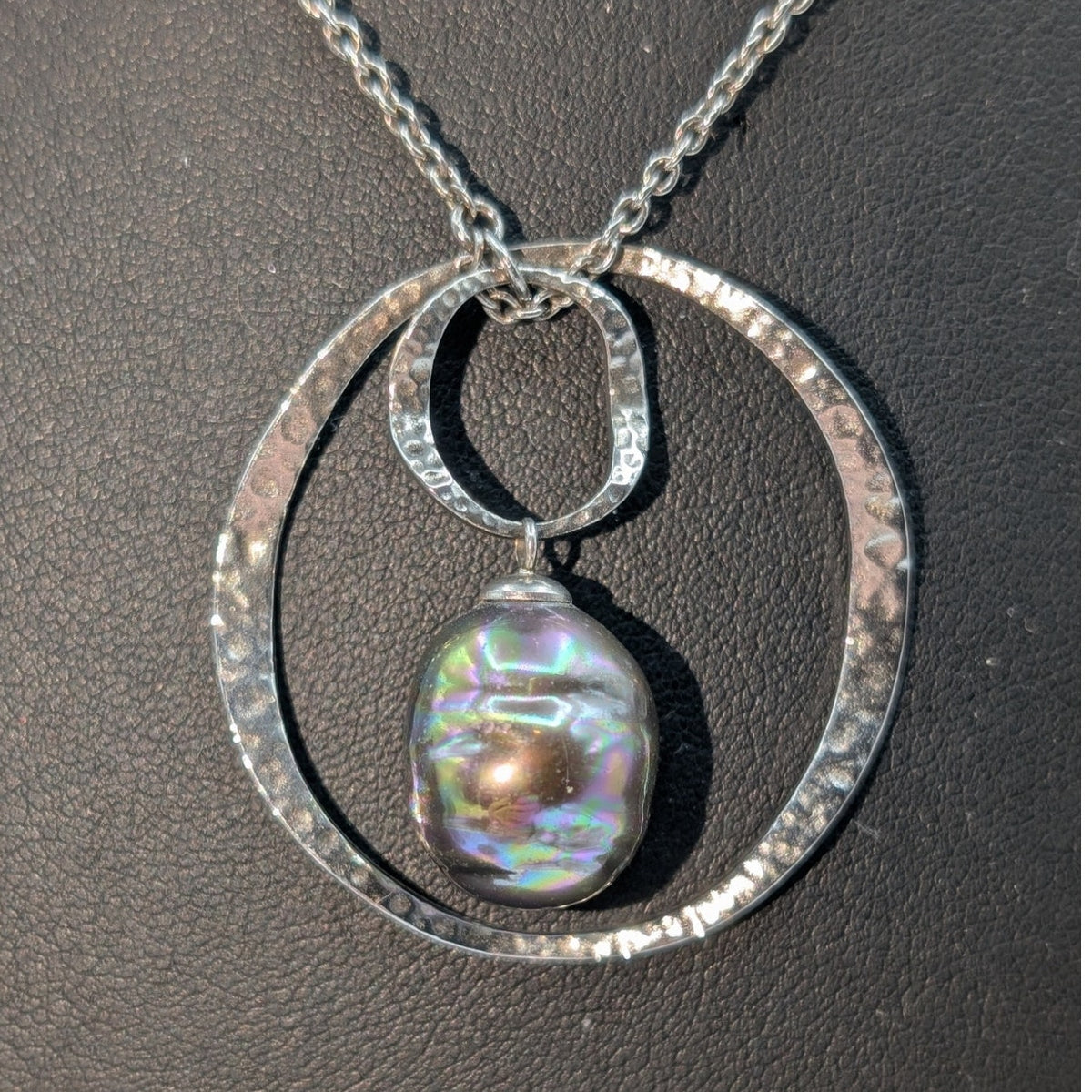Stunning 925 Sterling Silver Hammered Circle Faux Pearl Pendant Necklace 16.83g