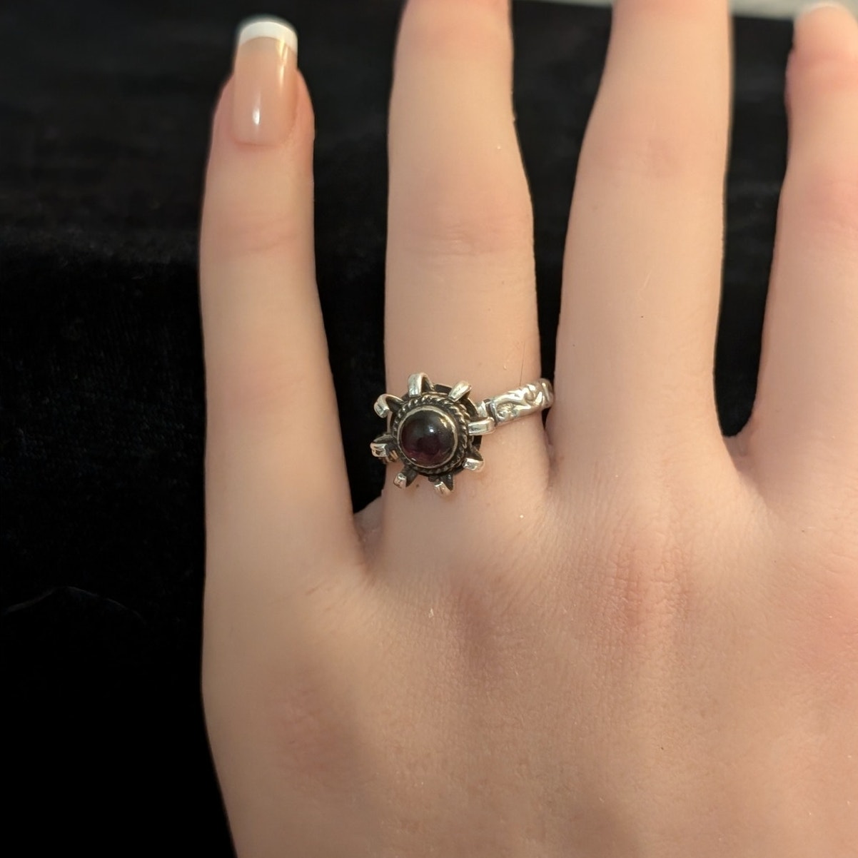 Vintage Unique 'Venus Fly Trap Flower' Garnet Cab Sterling Silver Ring Size 8.25