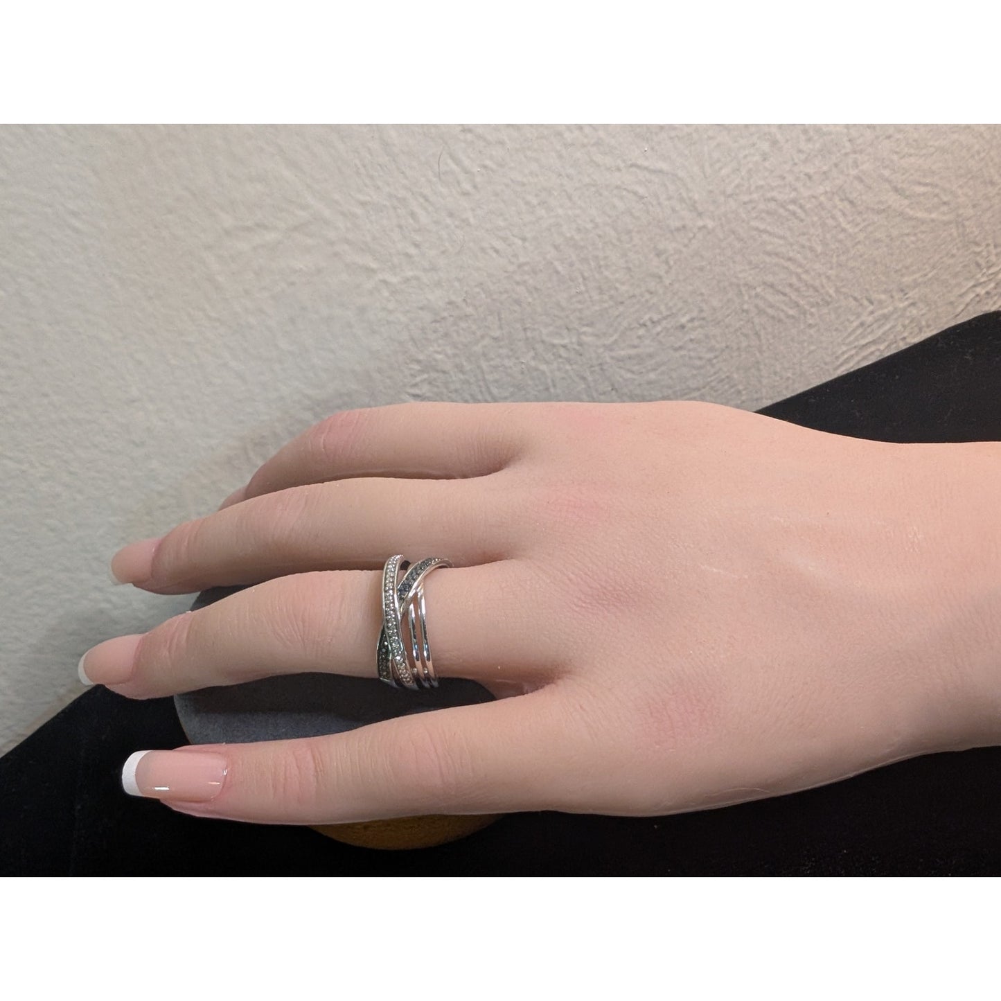 925 Sterling Silver Black & White Diamond Crisscross Ring Size 6.75
