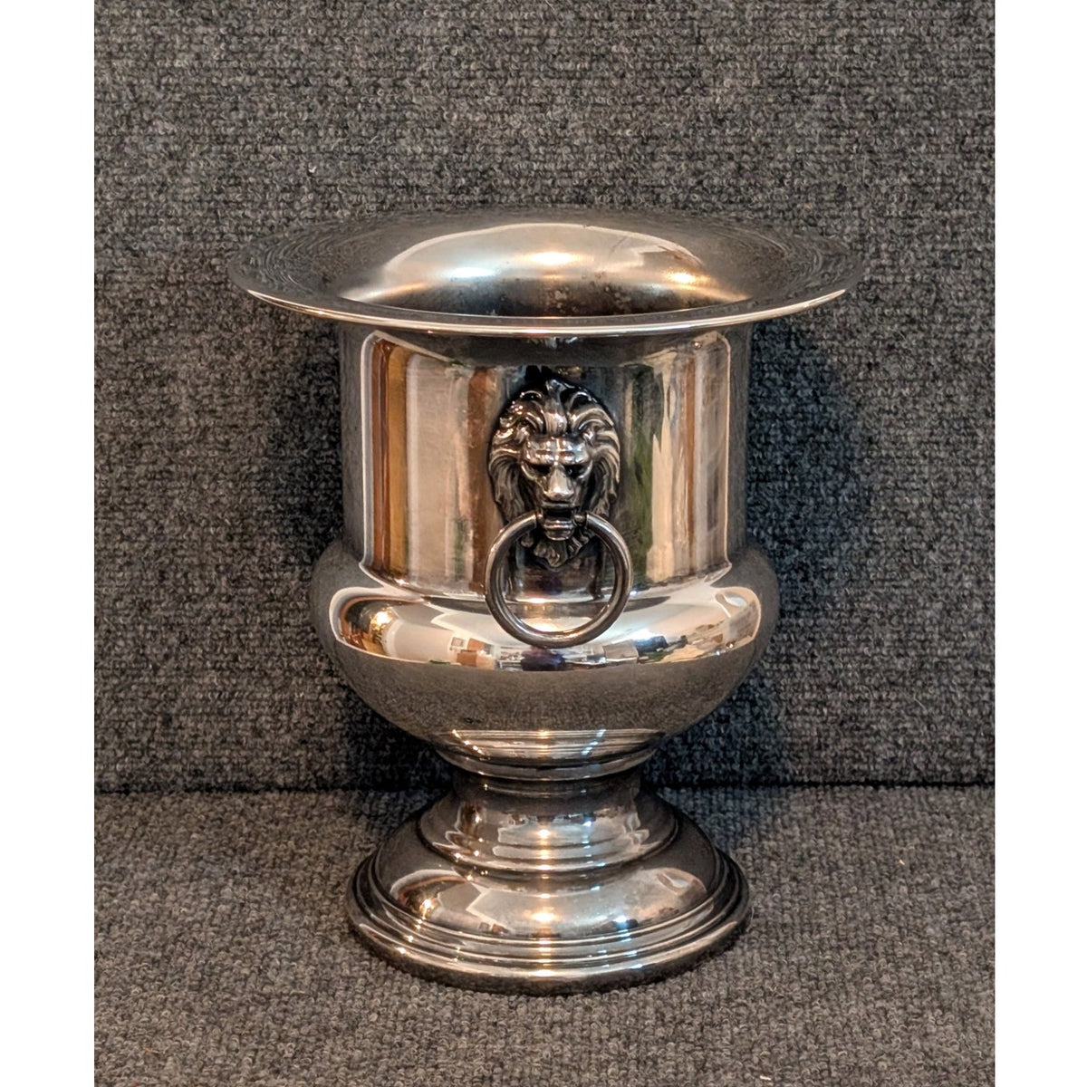 Vintage Wallace Silverplate 2443 Ice Bucket With Lion Embellishment Handles