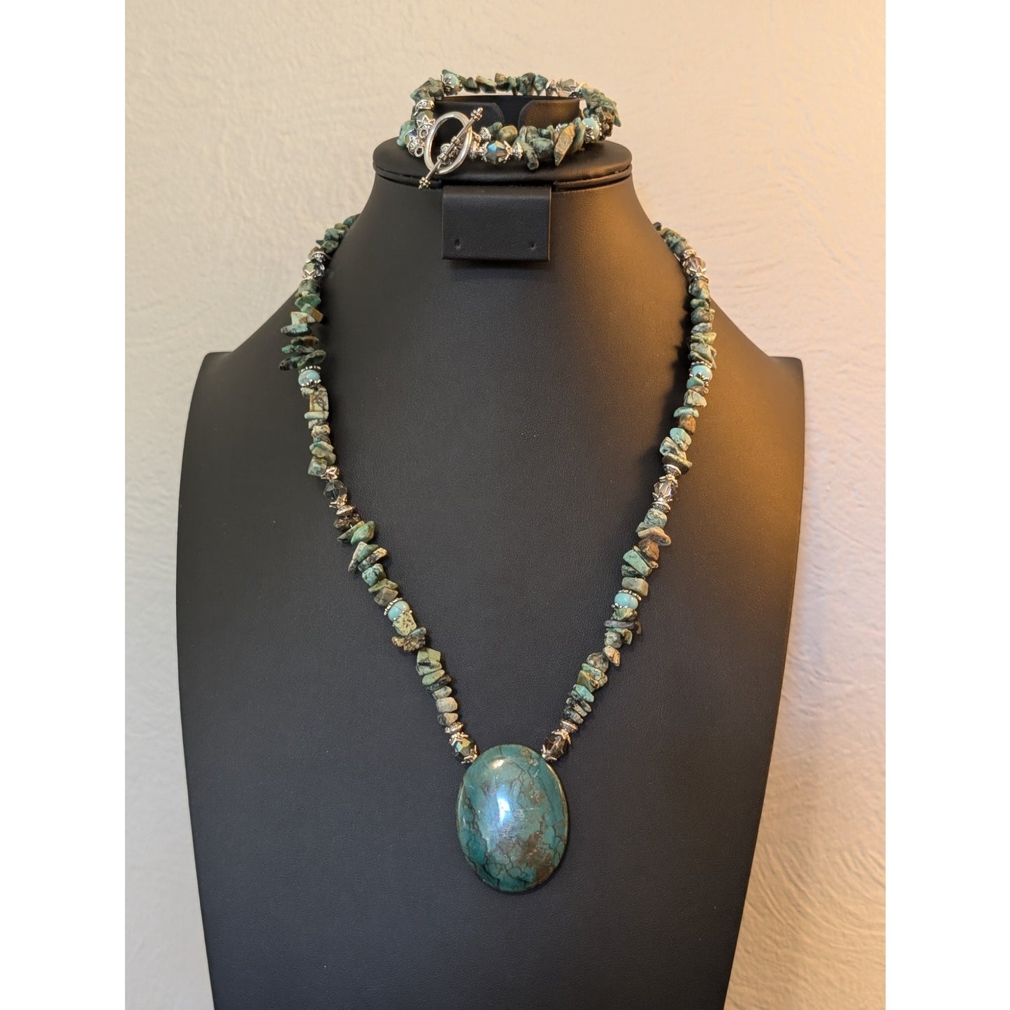 Green Stone Pendant Chip Stone Crystal Necklace & Matching 2 Strand Bracelet Set