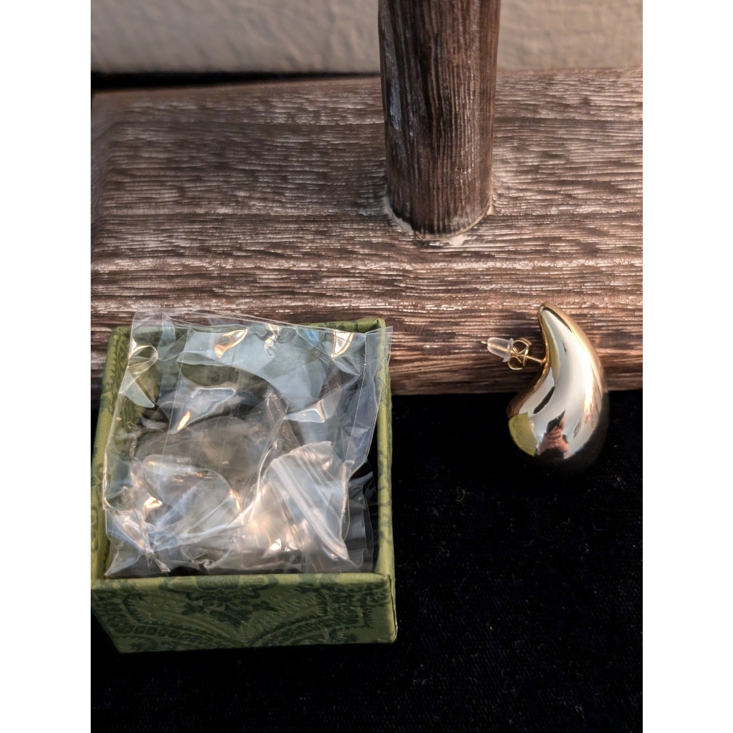NWT Chunky Gold Tone High Polished Stud Tear Drop Pierced Earrings in Box