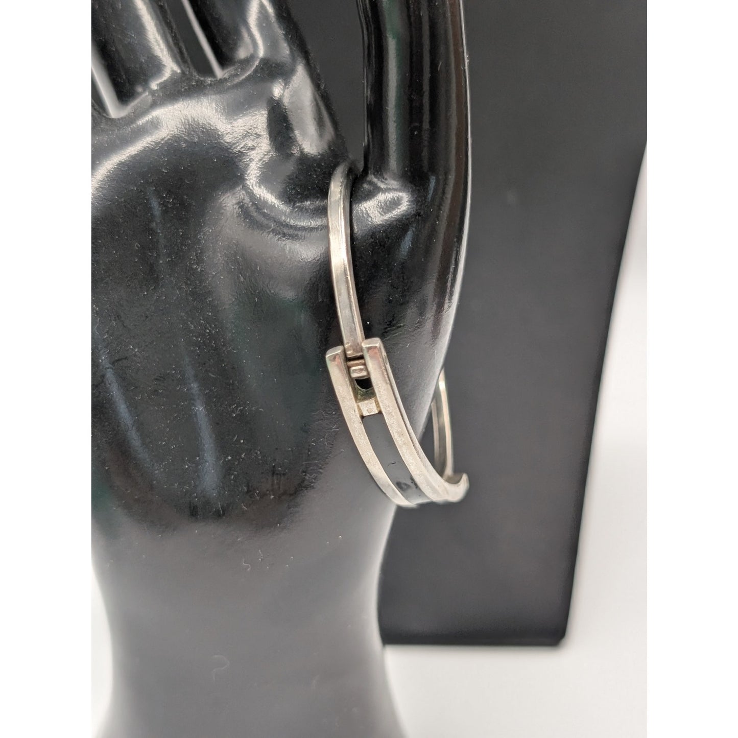 Vintage Made in Mexico Silver Tone Black Inlay Hook Clasp Oval Bangle Bracelet