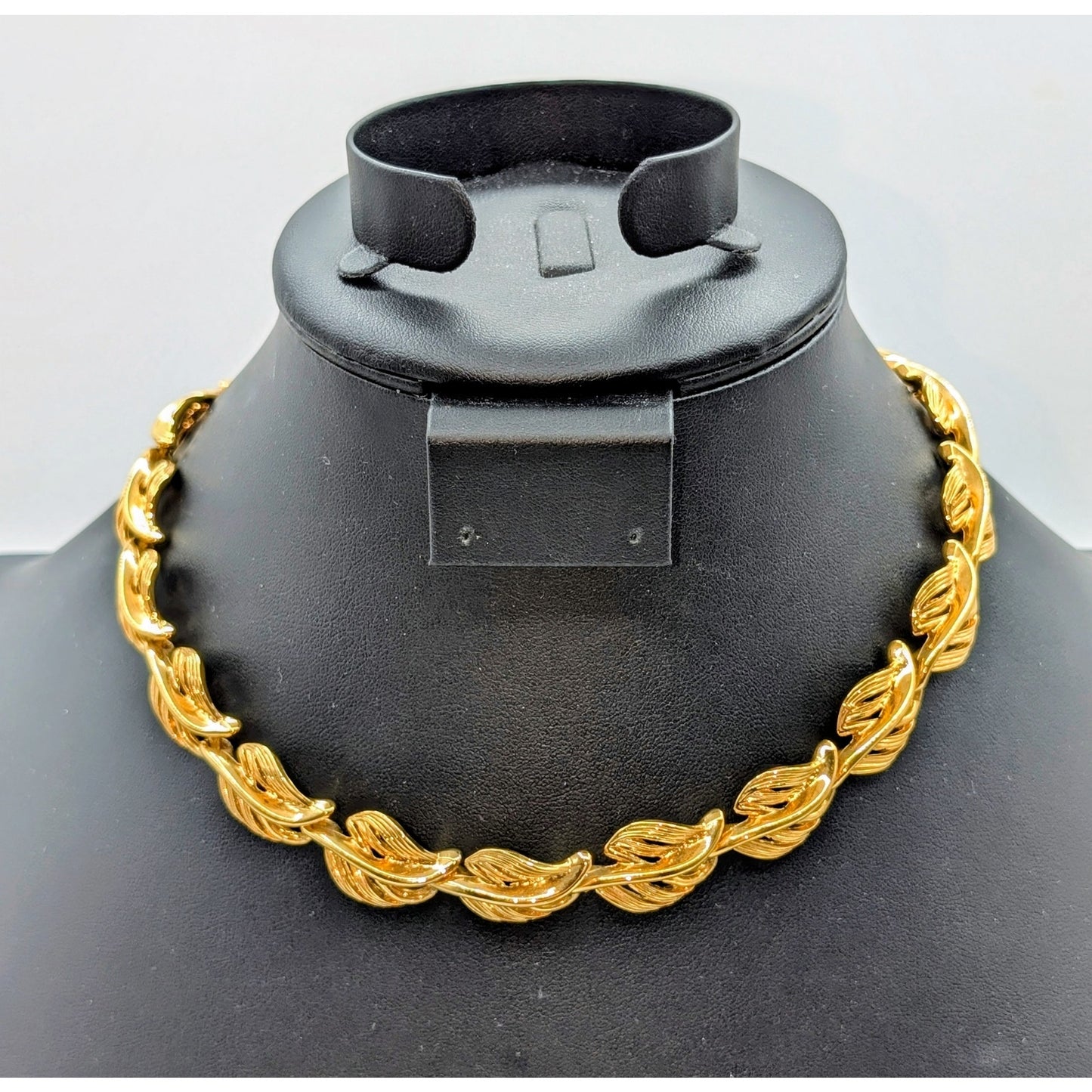 Vintage Napier Signed Gold Tone Leaf Link Fold Over Clasp 16.5" Necklace