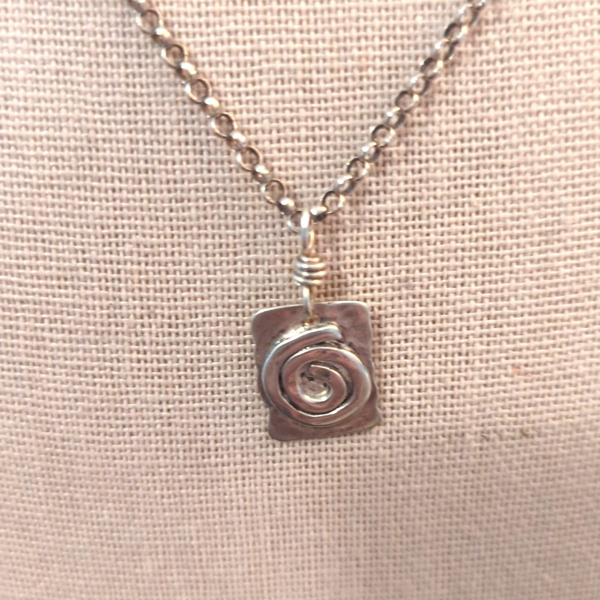 925 Sterling Silver Swirl Pendant Rolo Chain Necklace Measures 18" 4.81g