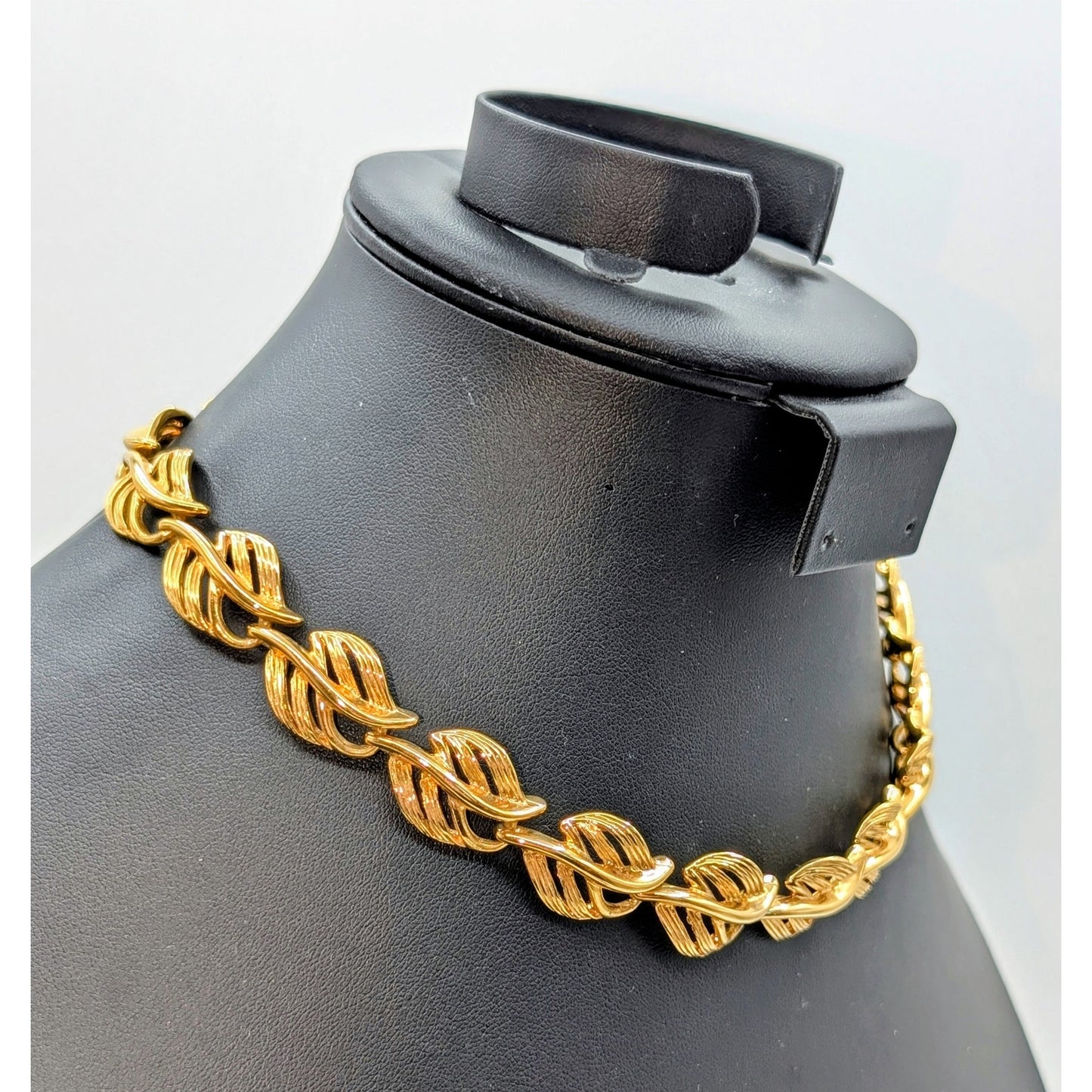 Vintage Napier Signed Gold Tone Leaf Link Fold Over Clasp 16.5" Necklace