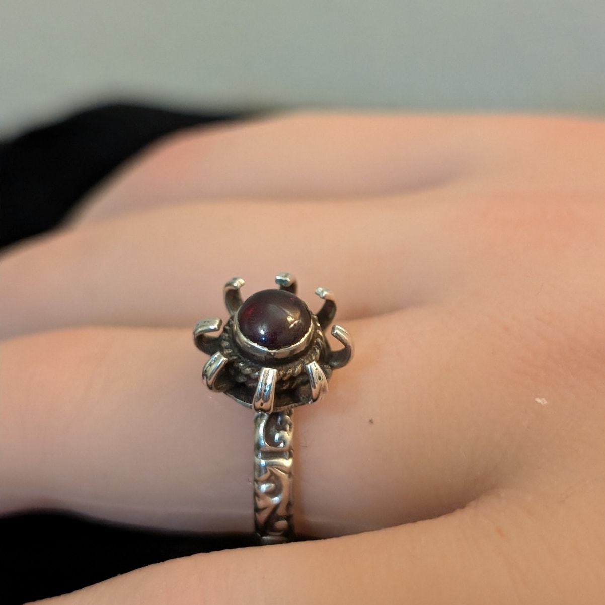 Vintage Unique 'Venus Fly Trap Flower' Garnet Cab Sterling Silver Ring Size 8.25
