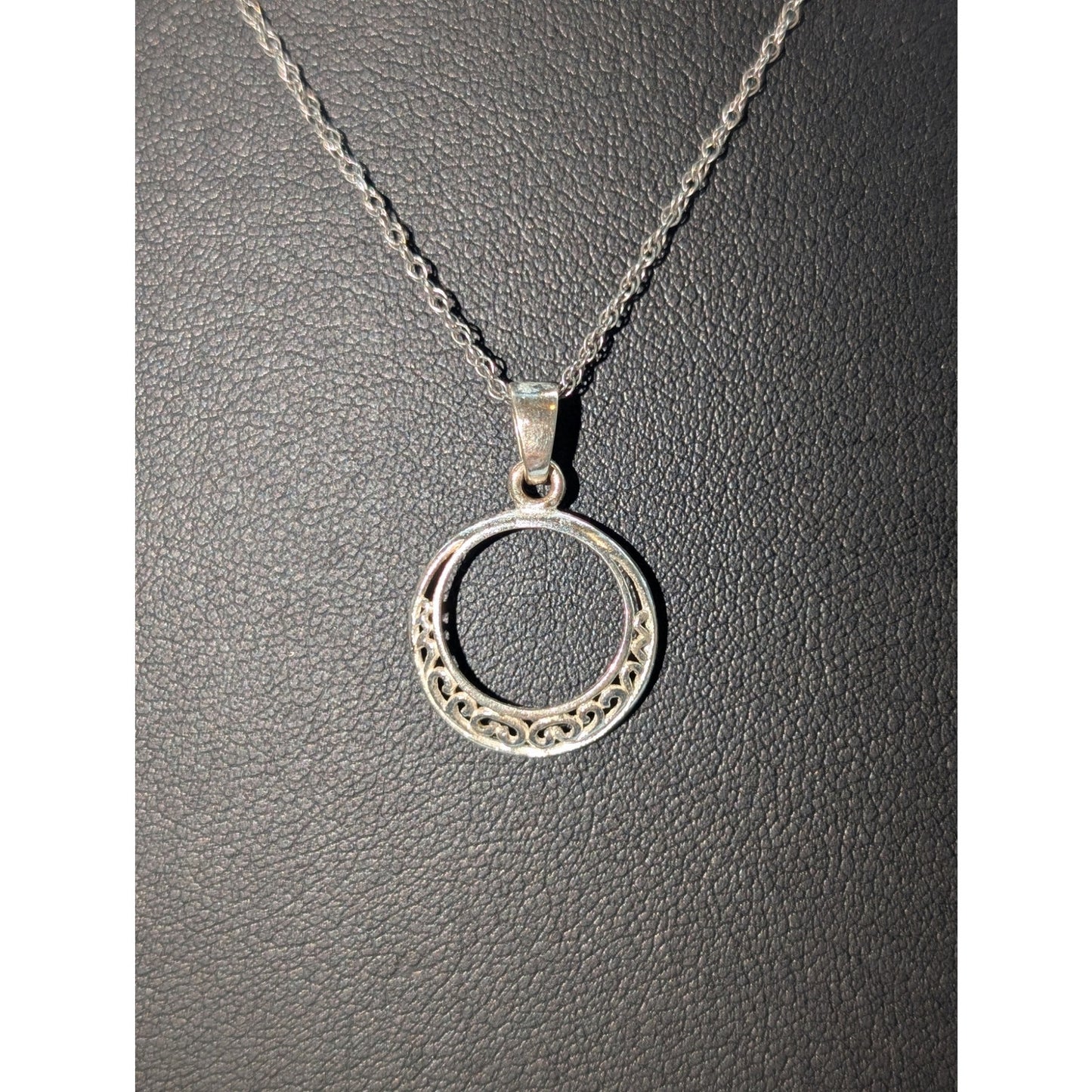 Vintage 925 Sterling Silver Filigree Circle Pendant 18" Chain Necklace