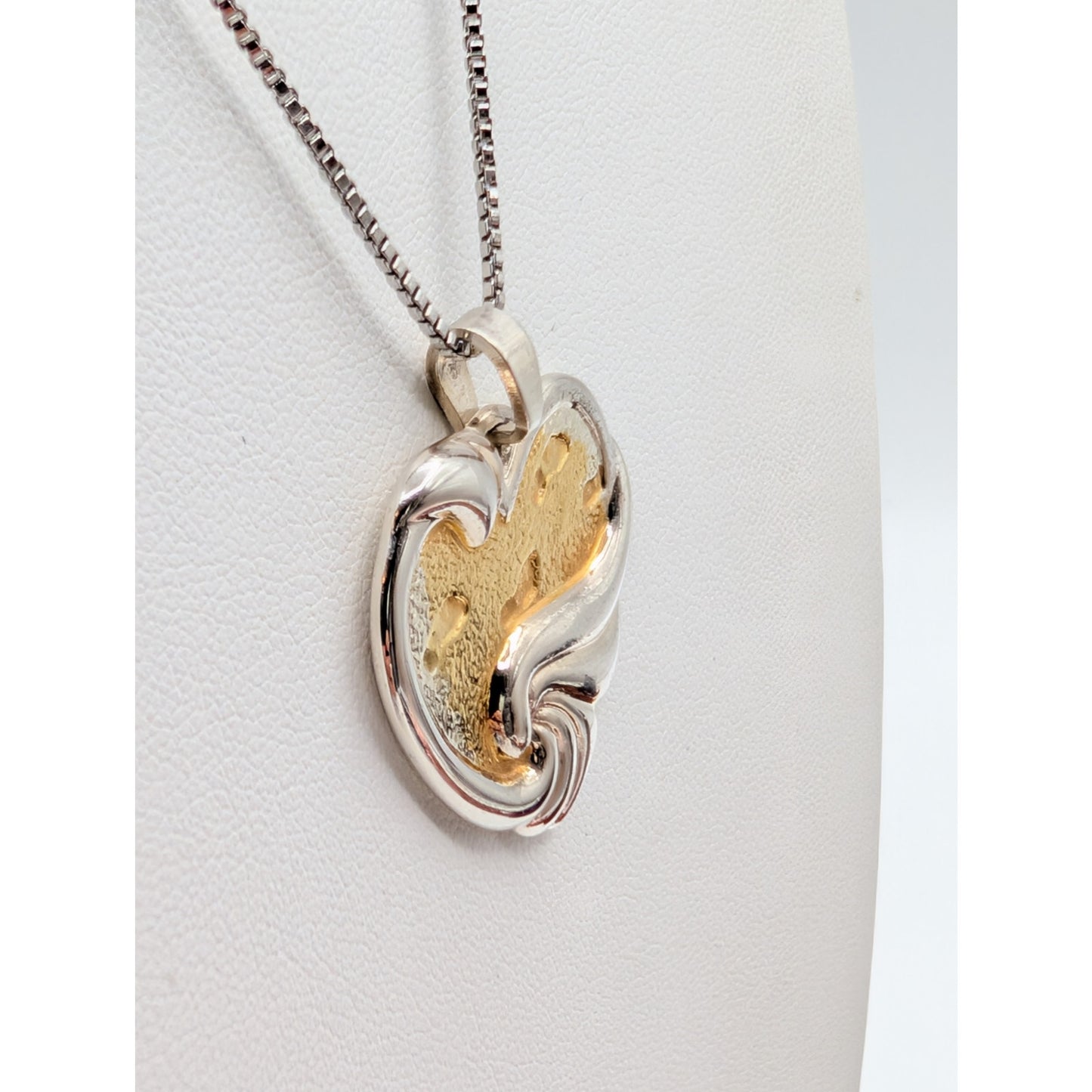 Gorham 925 Sterling "Footprints in the Sand" Heart Pendant Box Chain Necklace