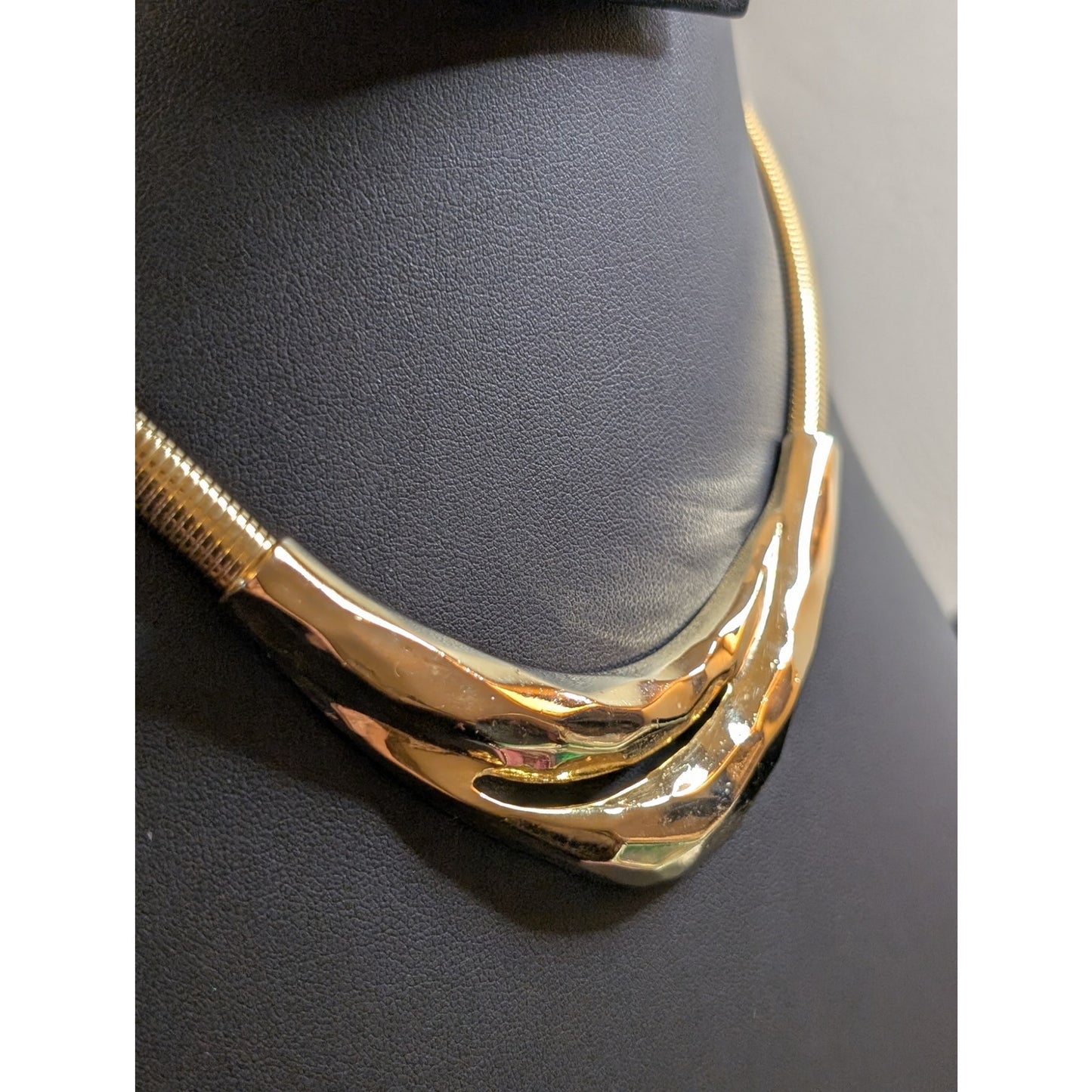 Vintage 80s Hammered Overlapping Triangle Stretchy Gold Tone Omega Necklace