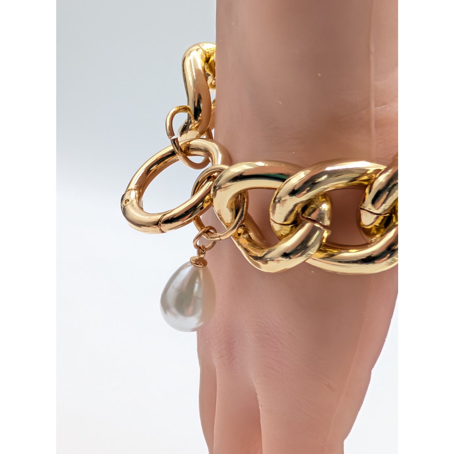 Chunky Gold Tone Curb Link Teardrop Pearl Dangle Charm Chain Bracelet