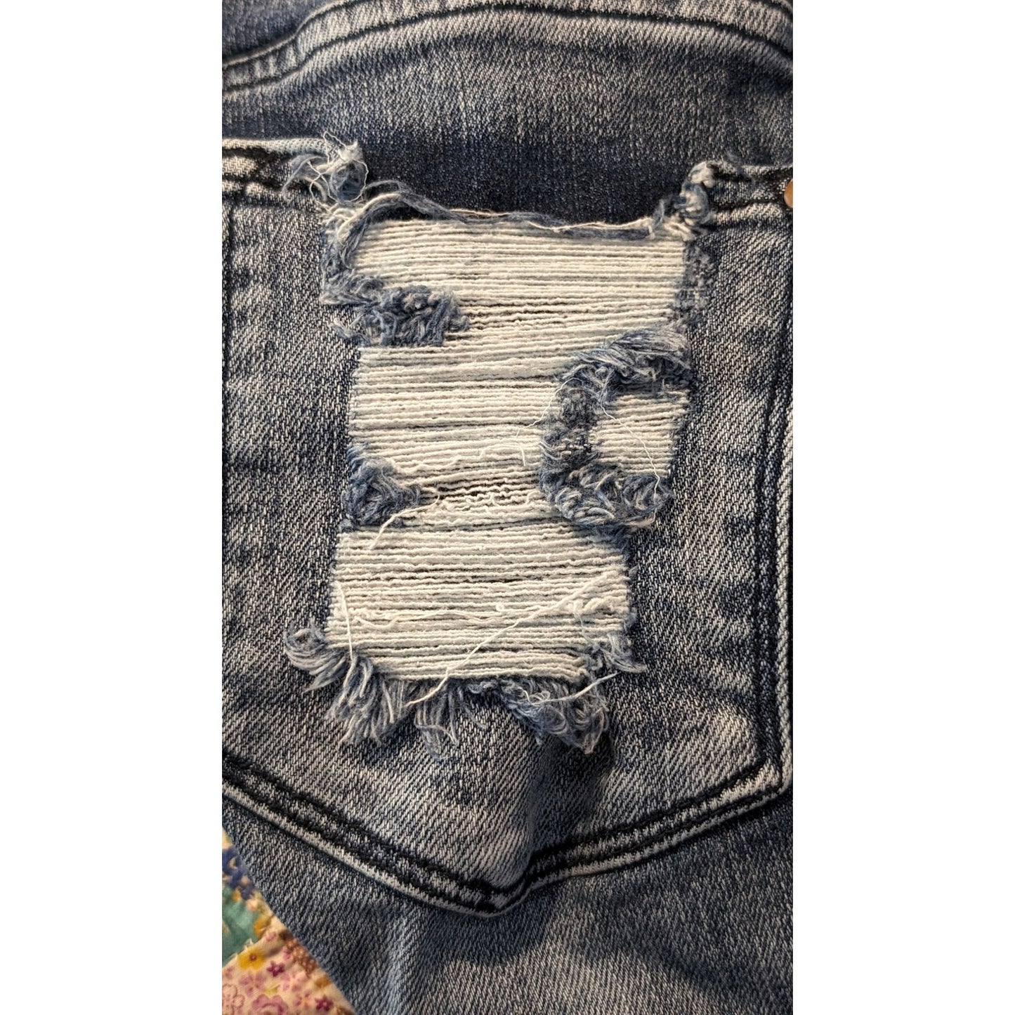 Judy Blue Los Angeles Relaxed Fit Shredded Back Pocket Raw Hem Jean Sz 7/28