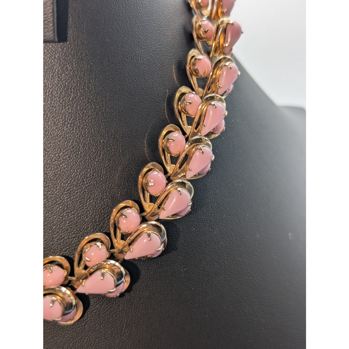 VTG Unsigned Pink 3D Layered Teardrop Gold Tone 13.5-16.5" Hook Clasp Necklace