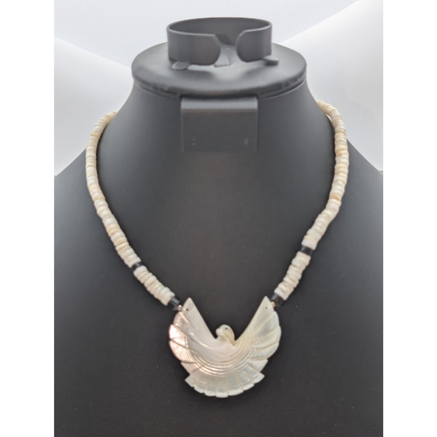 Vintage Carved MOP Island Bird White & Black Accent Shell Bead 18" Necklace