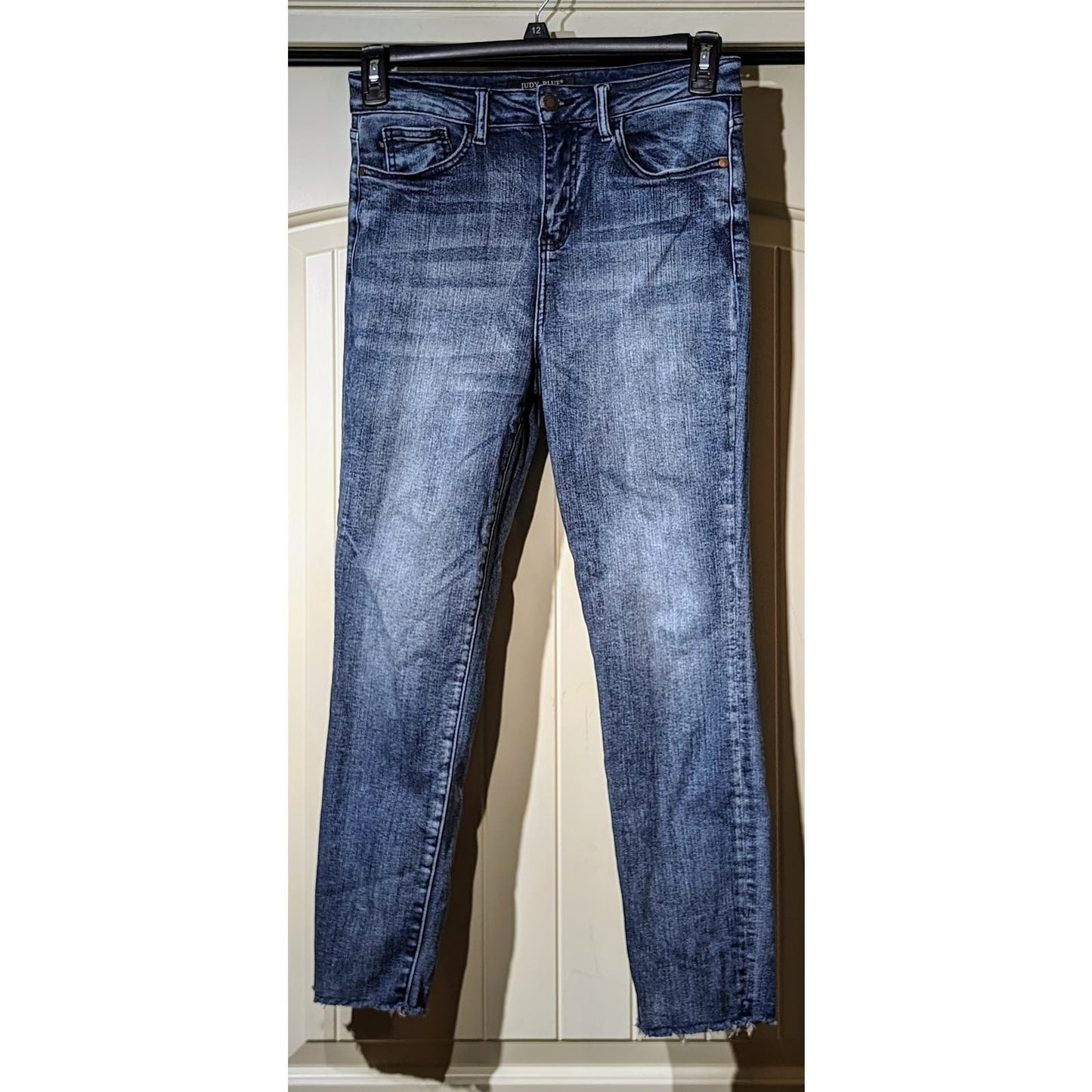 Judy Blue Los Angeles Relaxed Fit Shredded Back Pocket Raw Hem Jean Sz 7/28