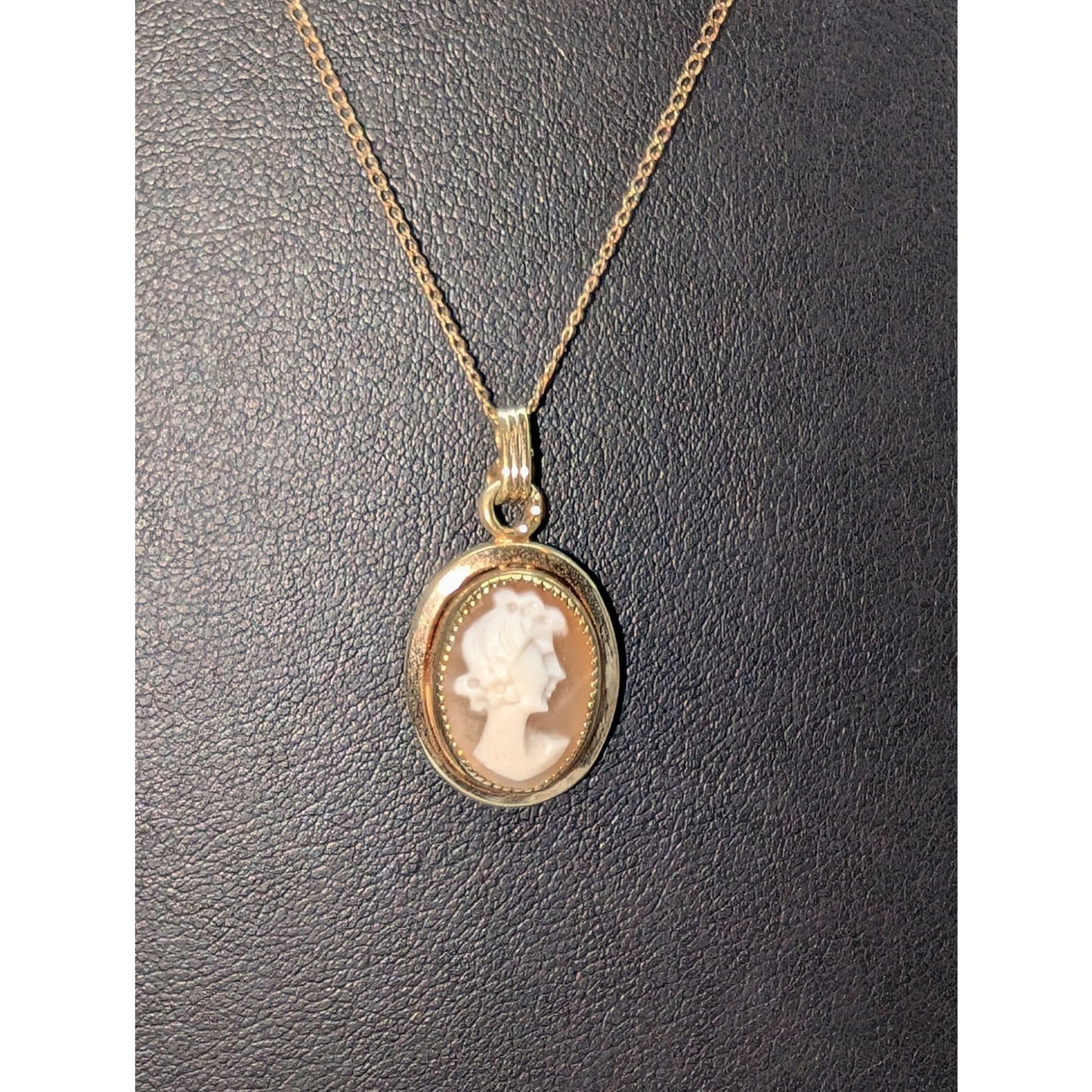 Vintage 12K Yellow Gold Filled Carved Shell Cameo Pendant 18" Necklace