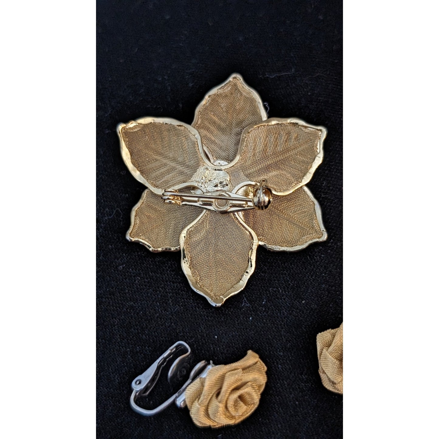 Vintage 1970s Gold Tone Mesh Wire Rose Brooch & Matching Clip On Earrings