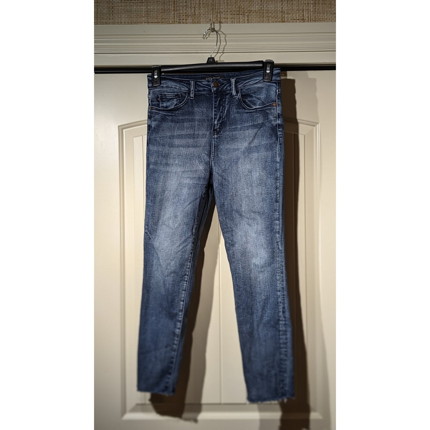 Judy Blue Los Angeles Relaxed Fit Shredded Back Pocket Raw Hem Jean Sz 7/28