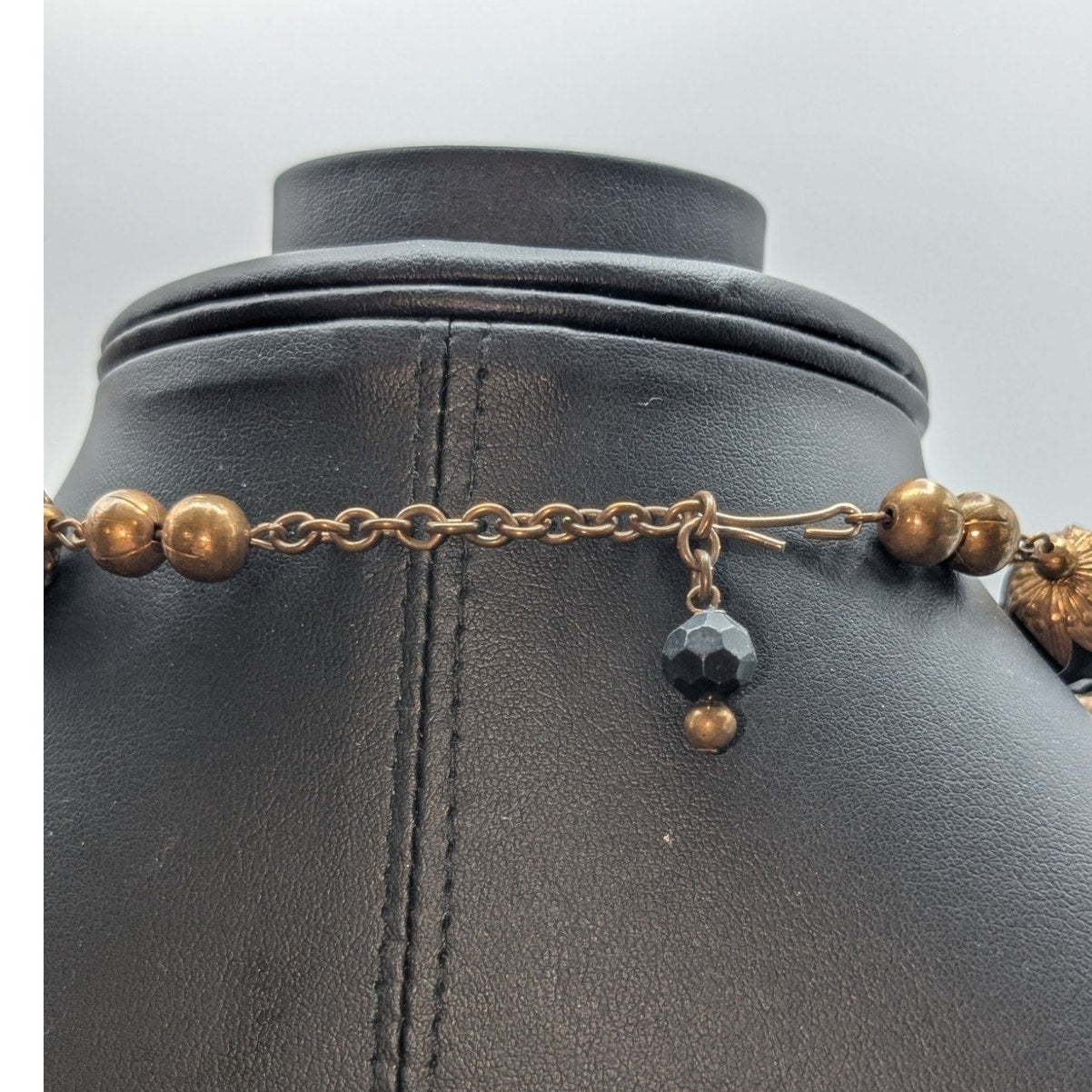 1940s Vtg Gold Tone Leaf Cradling Black Faceted Bead Hook Clasp Choker Necklace