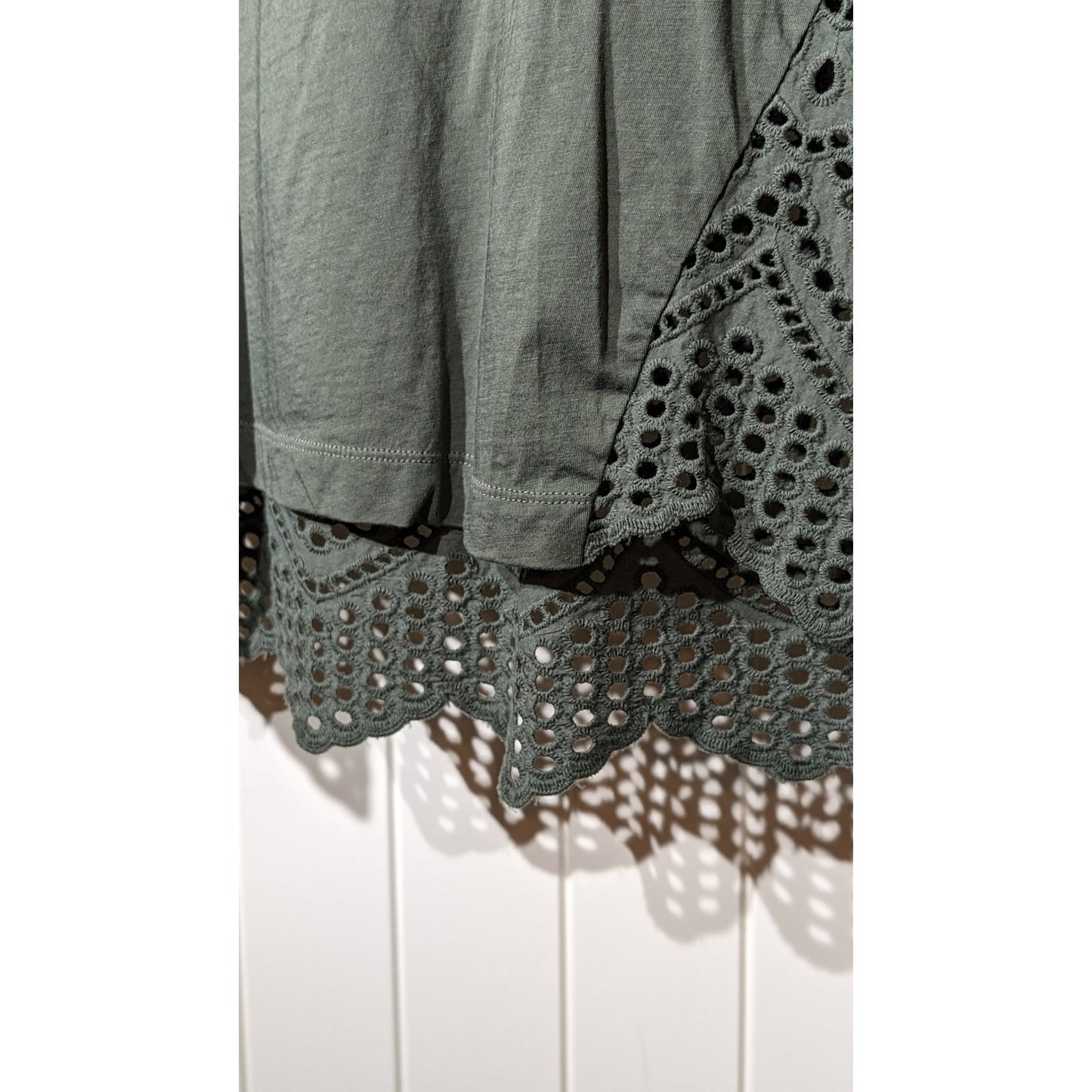 Chico's  Short Sleeve Olive Green Eyelet Side/Back High Low Hem Top Womens Sz 2