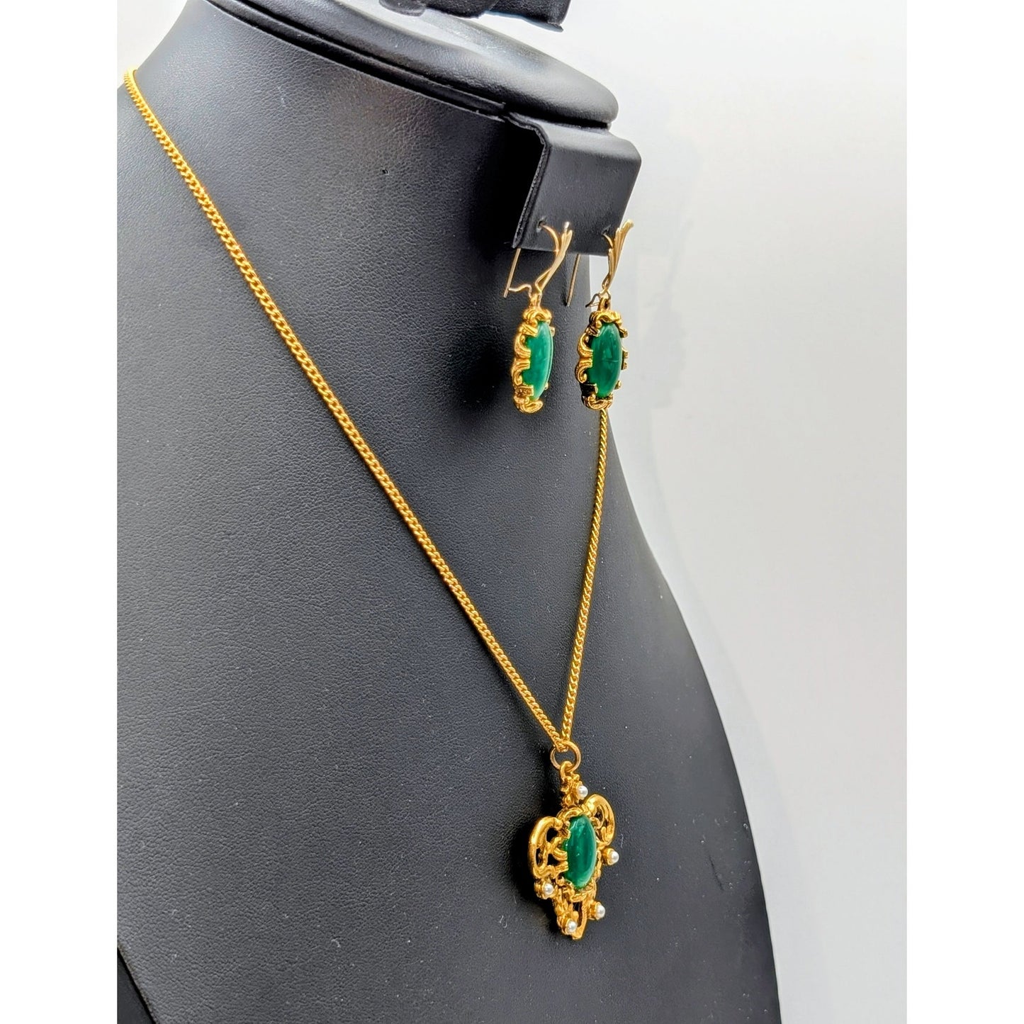 Vtg Signed Made in England Green Glass Faux Pearl Gold Tone Necklace Earring Set