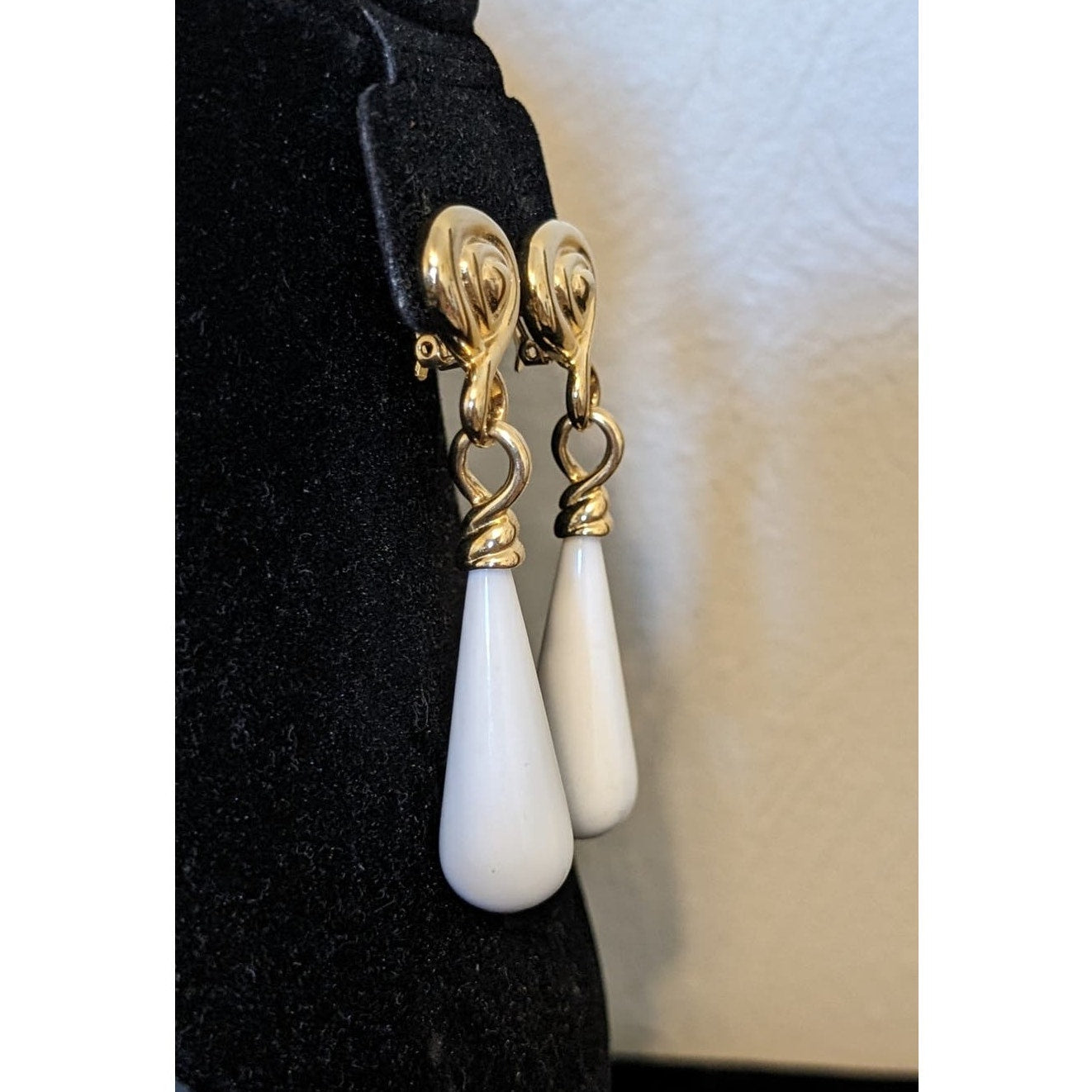 Rare! Vintage Signed FO Inc. Large Milk Glass Teardrop Swirl Clip On Earrings