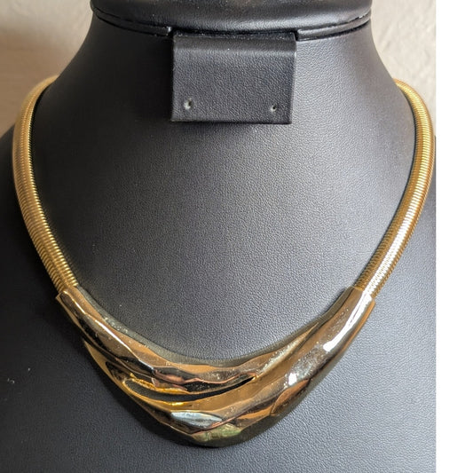 Vintage 80s Hammered Overlapping Triangle Stretchy Gold Tone Omega Necklace