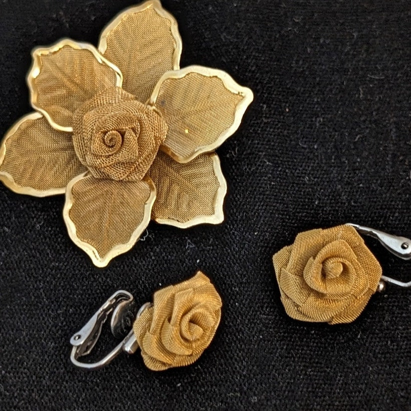 Vintage 1970s Gold Tone Mesh Wire Rose Brooch & Matching Clip On Earrings