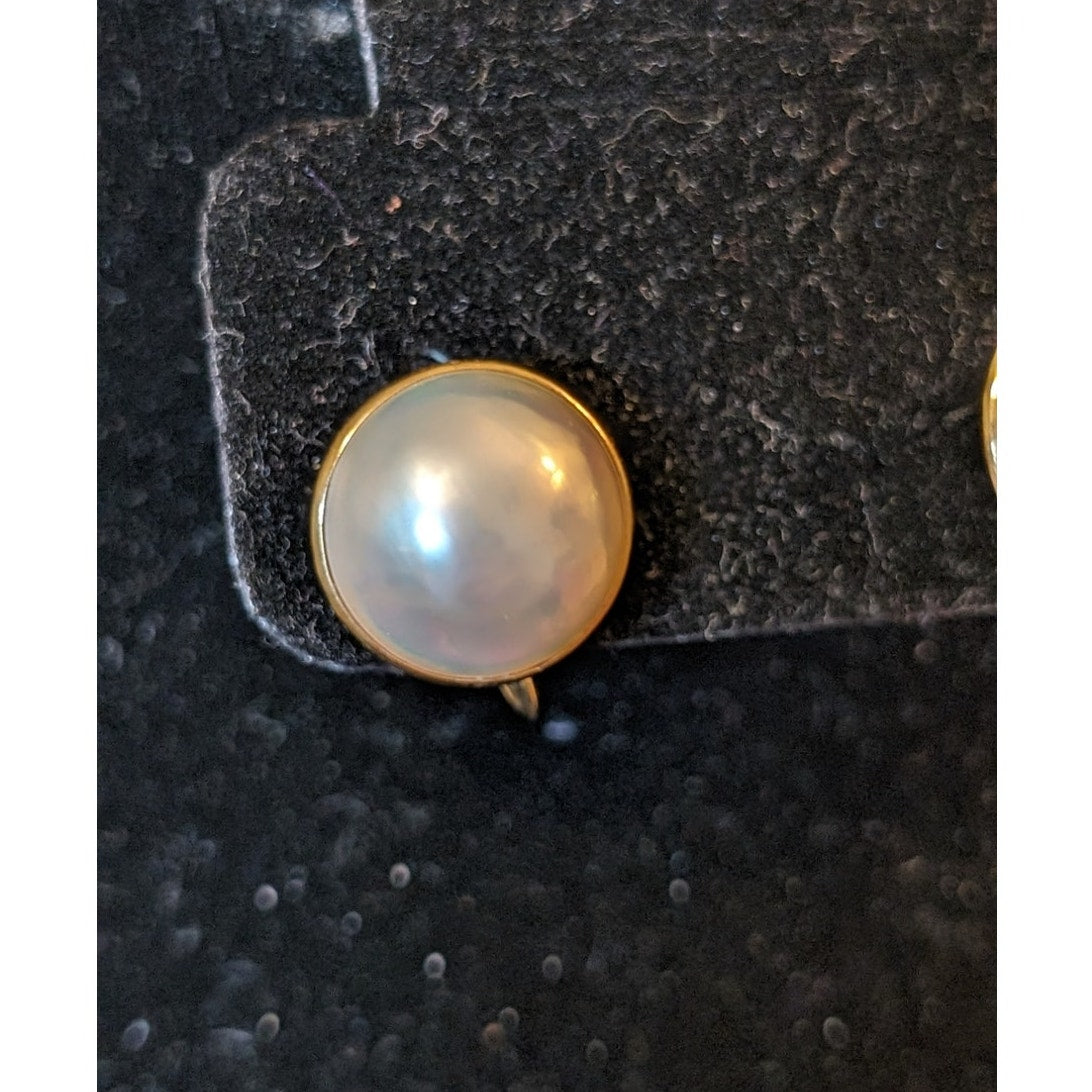 Vintage 18k Yellow Gold 15mm Mabe Pearl Screw Back Timeless Earrings