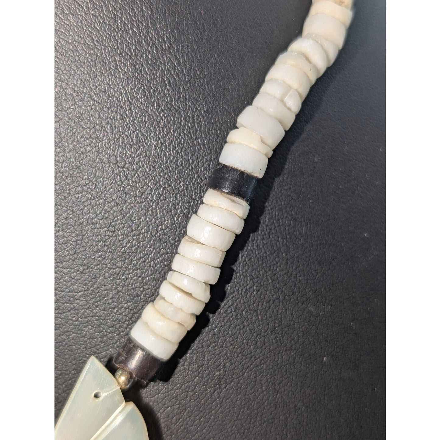 Vintage Carved MOP Island Bird White & Black Accent Shell Bead 18" Necklace