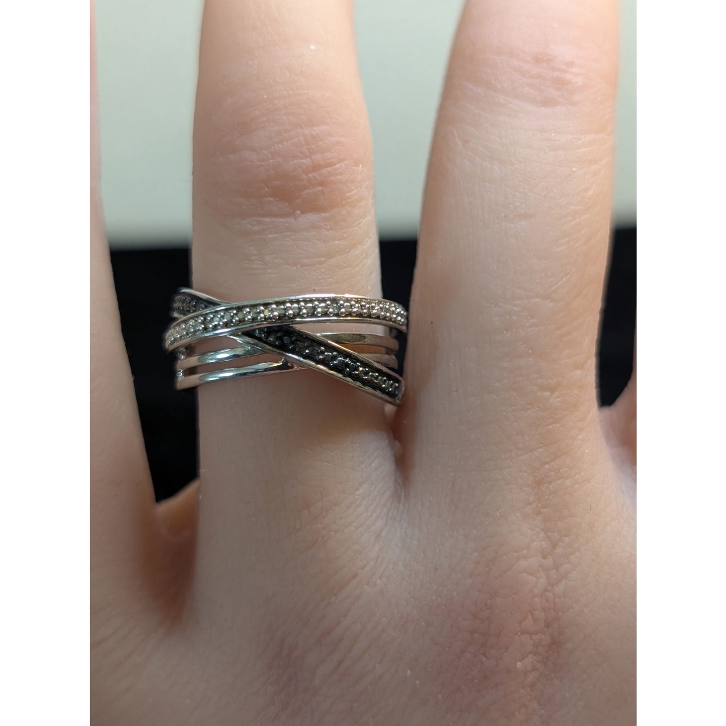 925 Sterling Silver Black & White Diamond Crisscross Ring Size 6.75