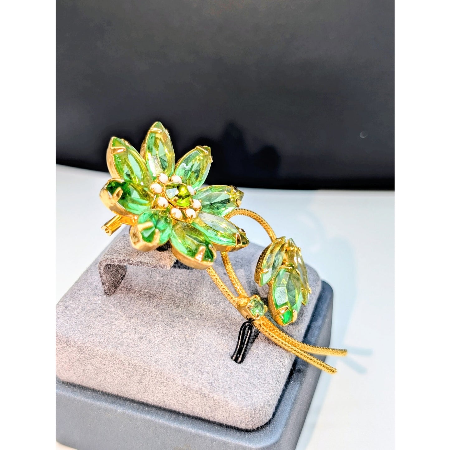 Vintage Unmarked Juliana Navette Apple Green Long Stem Flowers Gold Tone Brooch
