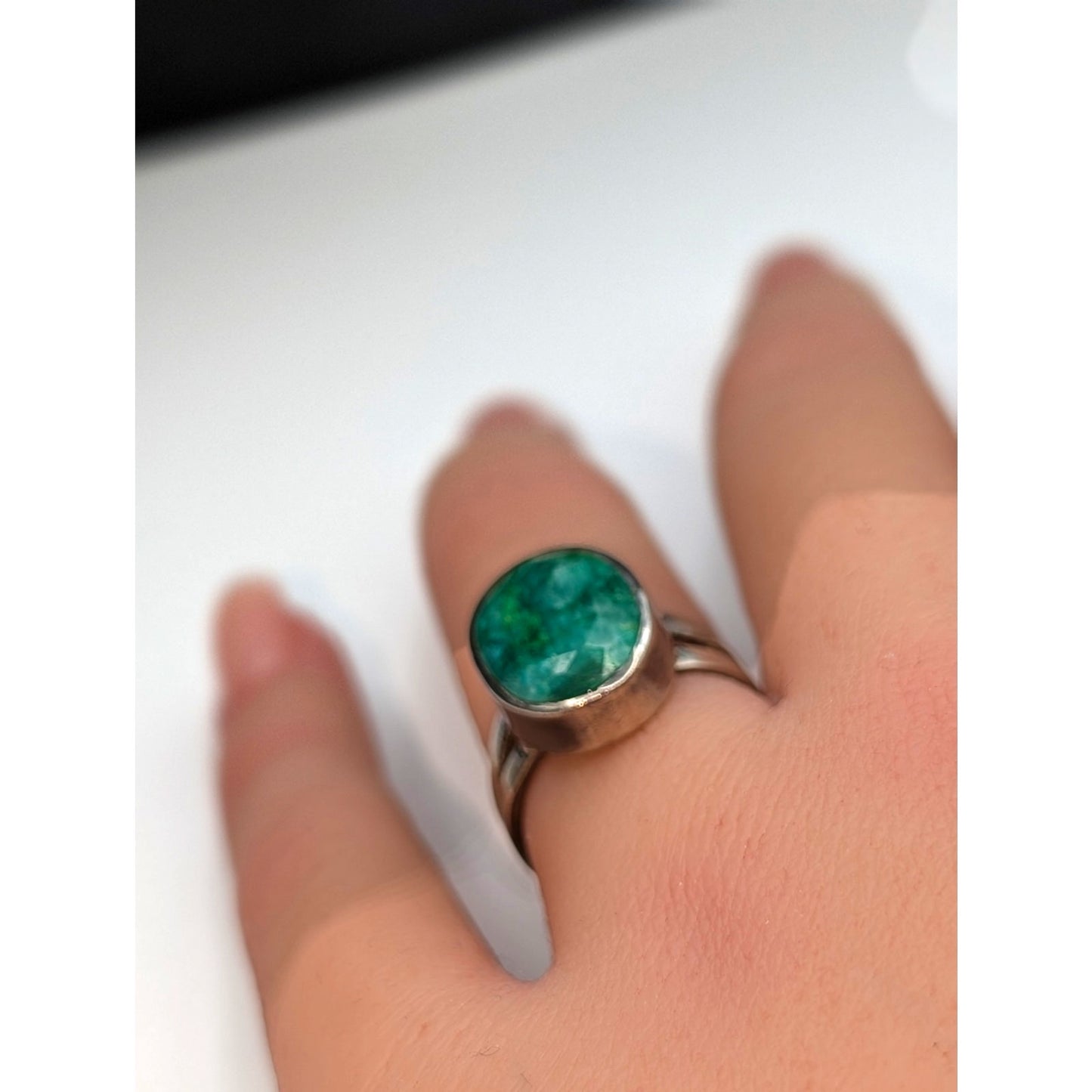 925 Sterling Silver Green Oval Gemstone Split Shank Ring Size 5.5
