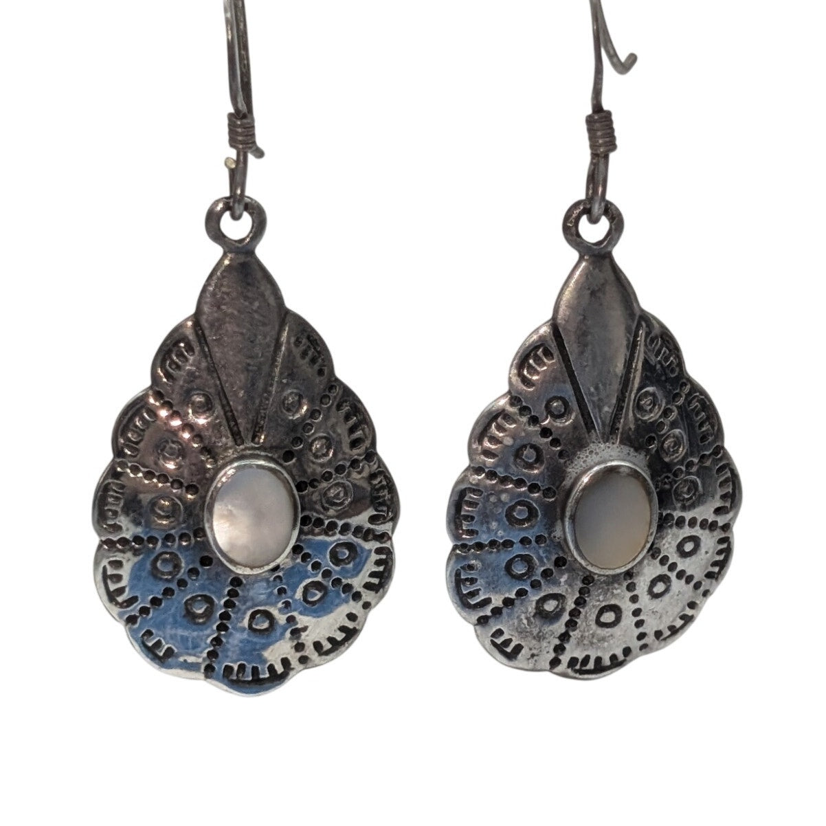 Vtg 925 Sterling Mother of Pearl Teardrop Etched Scalloped Edge Dangle Earrings