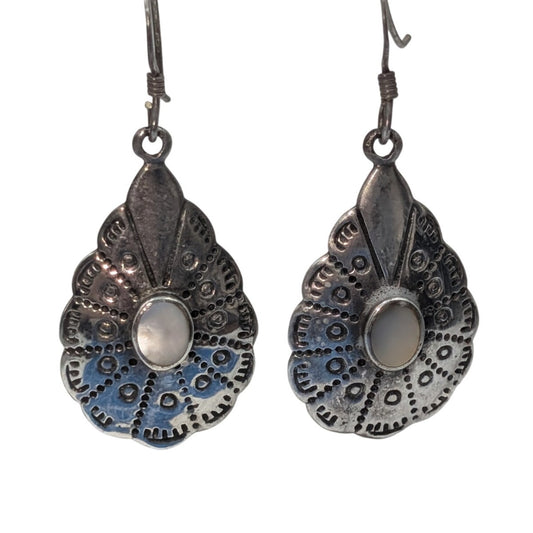 Vtg 925 Sterling Mother of Pearl Teardrop Etched Scalloped Edge Dangle Earrings