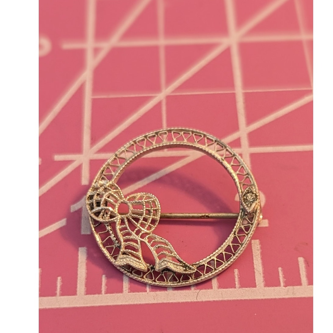 Vintage Art Deco Sterling Silver Filigree Circle Ribbon Bow Brooch Spun Silver