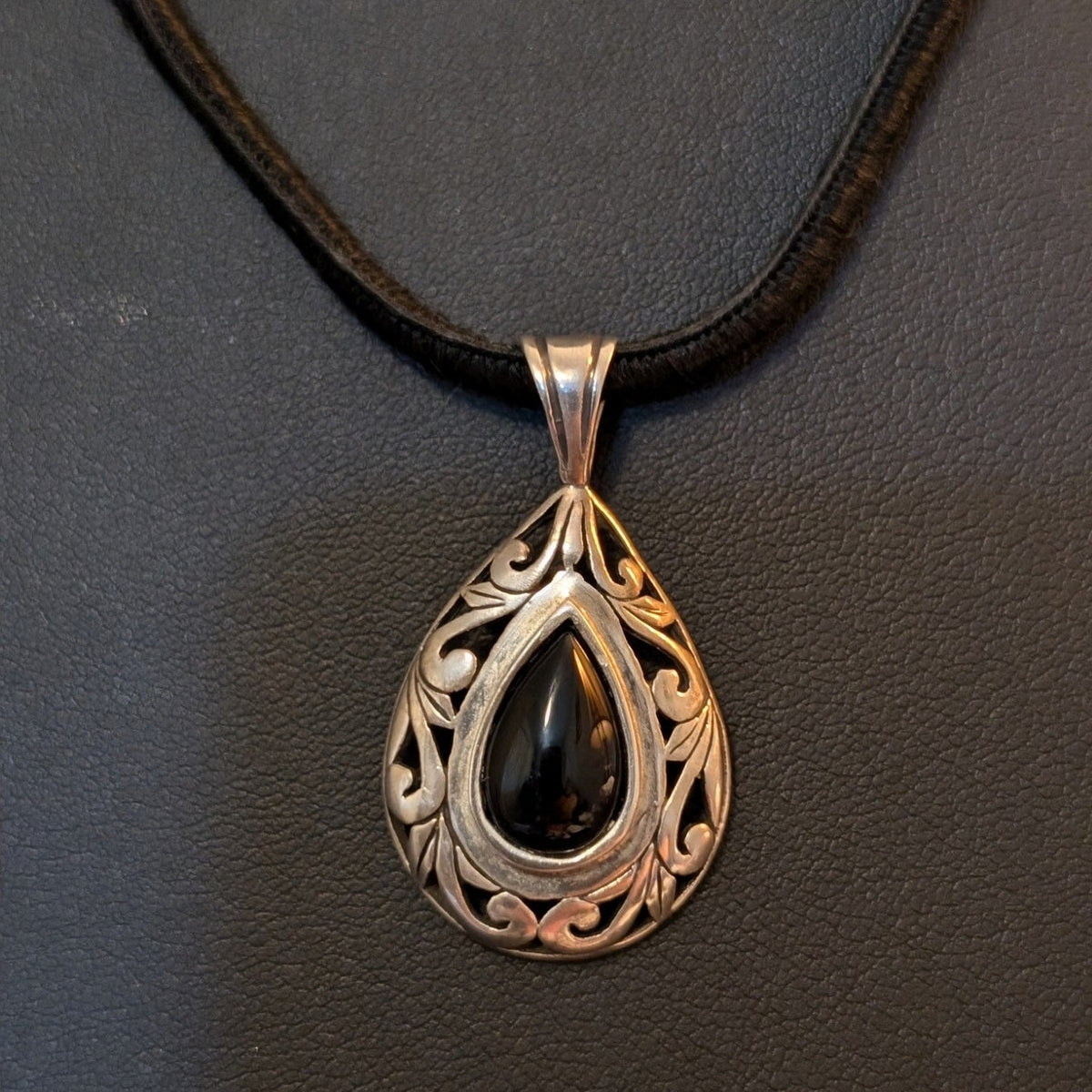 Vtg Jezlaine 925 Sterling Filigree Teardrop Onyx Pendant on 925 Cord Necklace