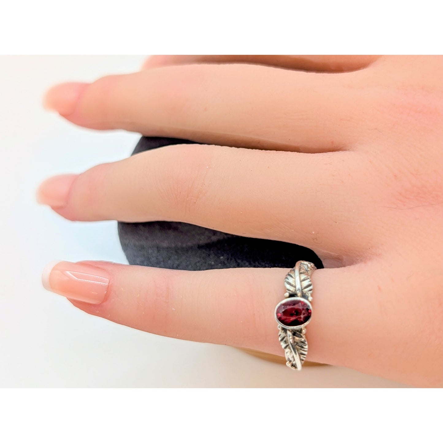 Vintage 925 Sterling Silver Garnet Leaf Ring Size 4.75