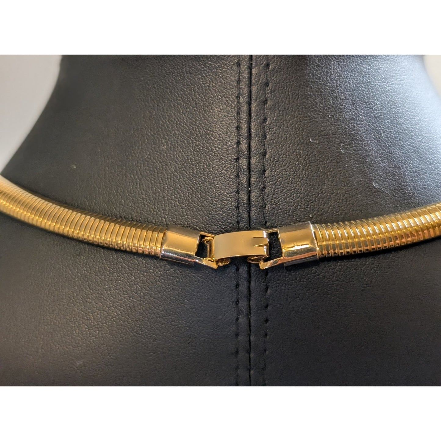 Vintage 80s Hammered Overlapping Triangle Stretchy Gold Tone Omega Necklace
