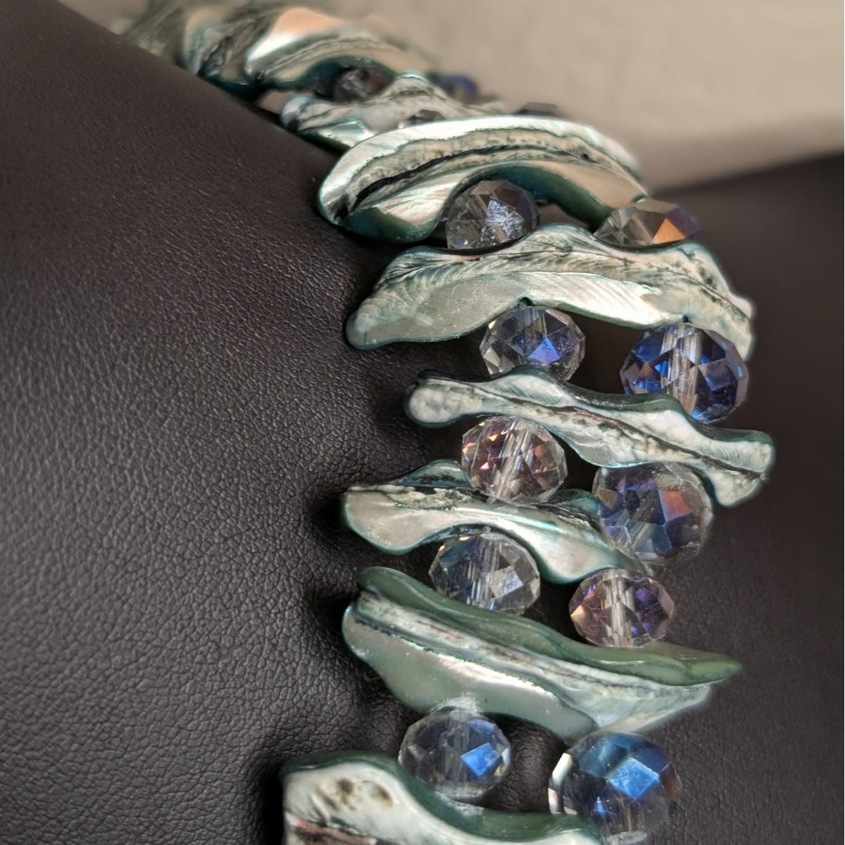 Green Shell AB Faceted Glass Crystal Bead Silver Tone Collar 16"-18" Necklace
