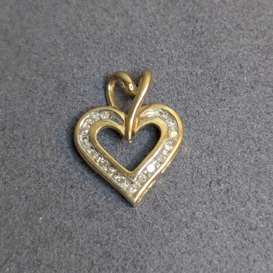 Vintage Solid 10K Yellow Gold 0.08 Carat Total Weight Diamond Heart Pendant
