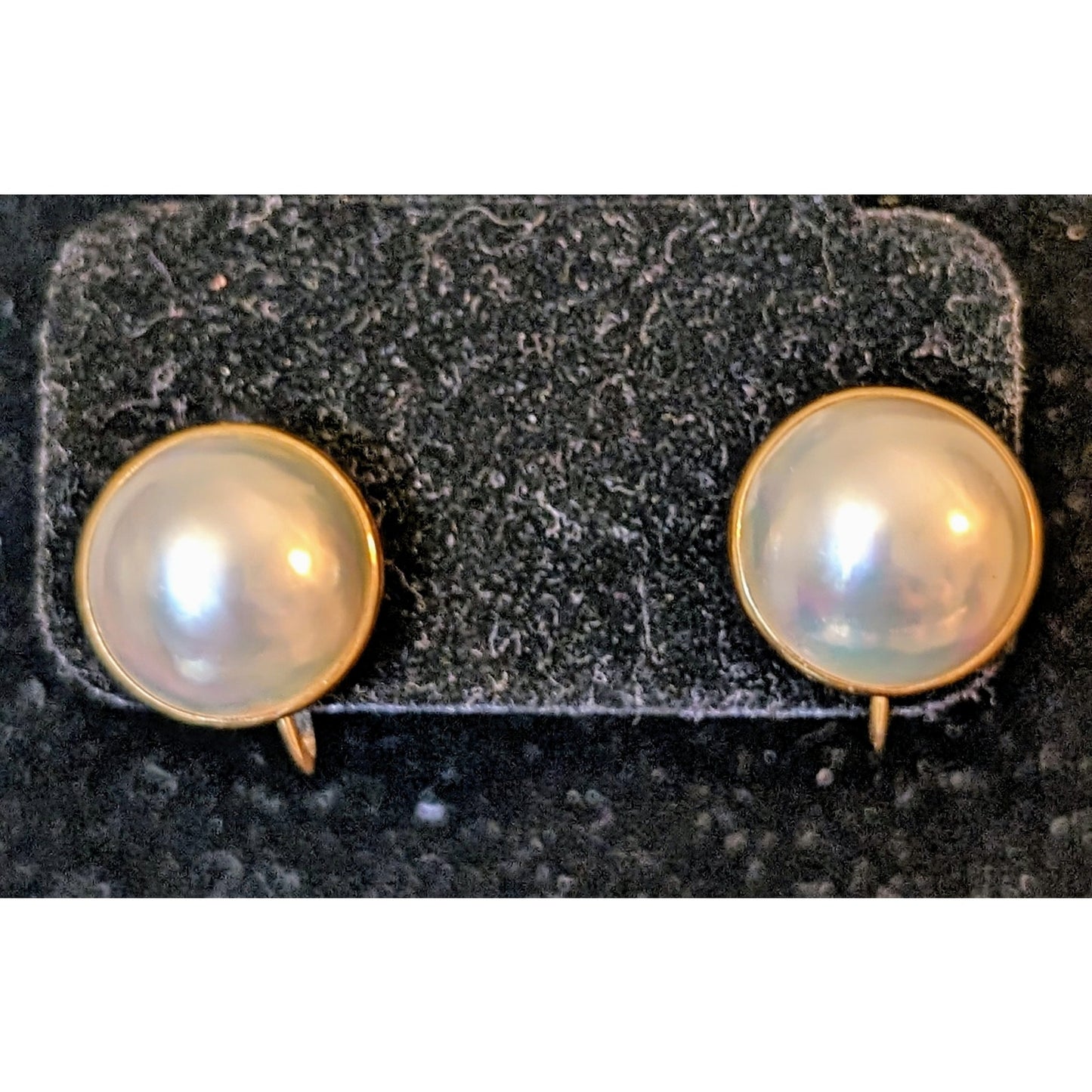 Vintage 18k Yellow Gold 15mm Mabe Pearl Screw Back Timeless Earrings