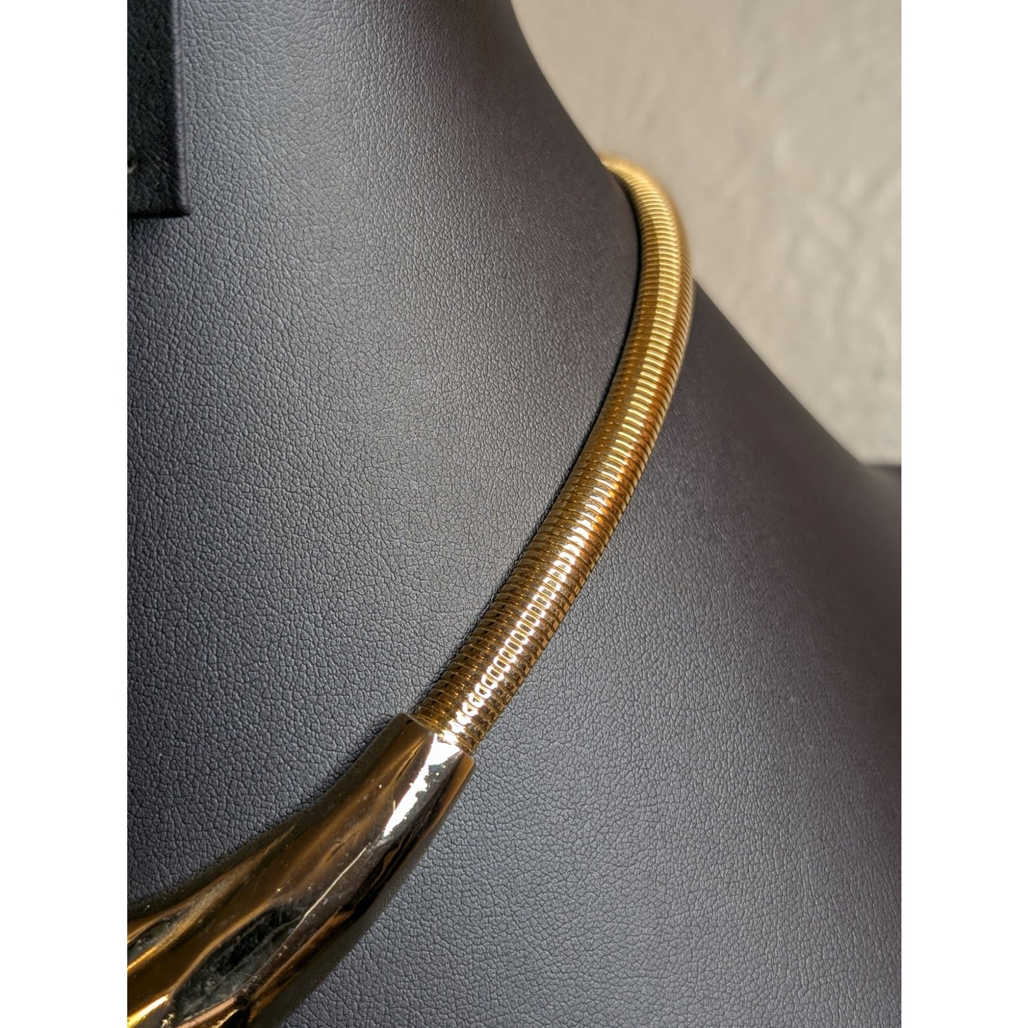 Vintage 80s Hammered Overlapping Triangle Stretchy Gold Tone Omega Necklace